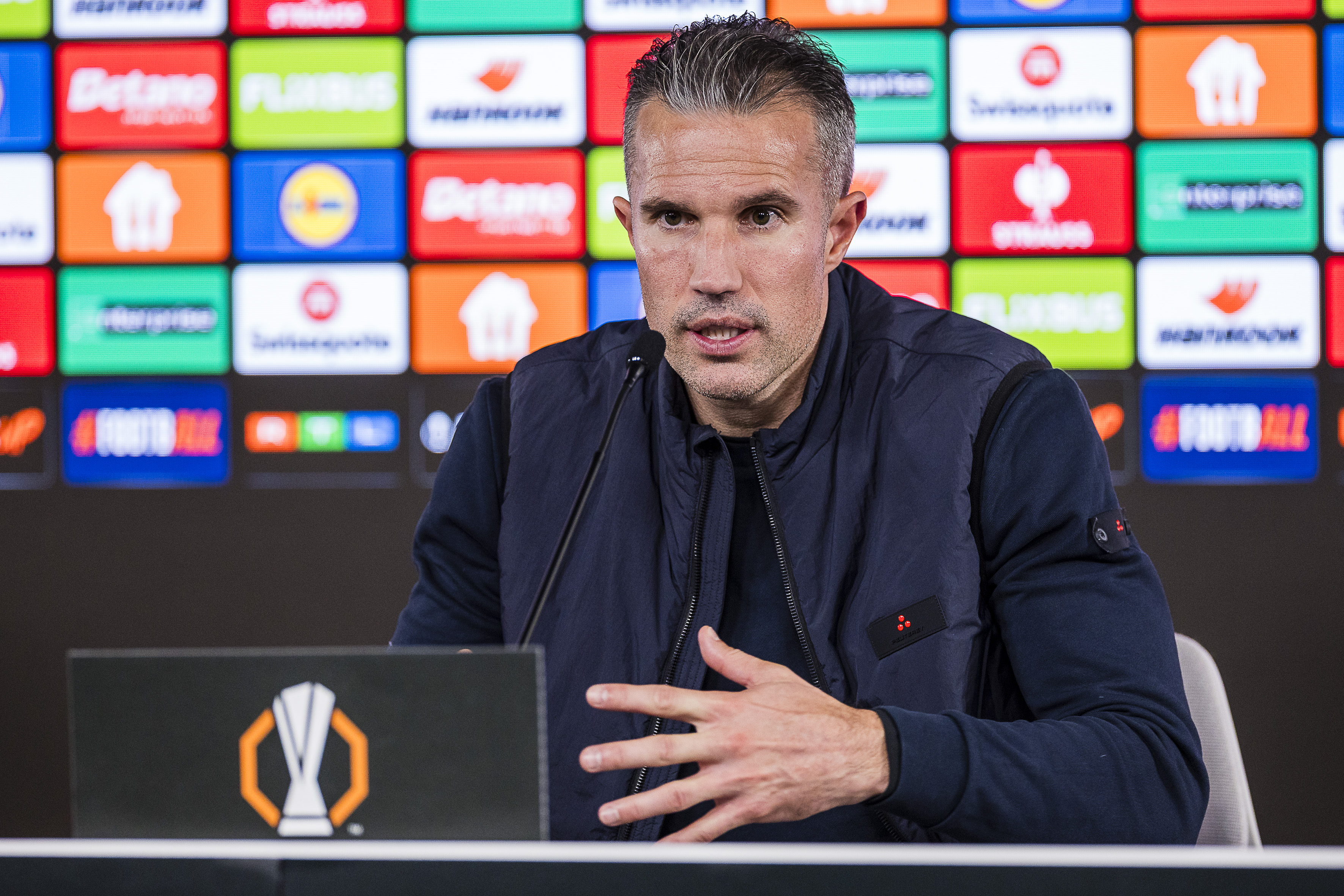 [LIVE 18:30] Van Persie blikt in Boekarest vooruit op Europa League-wedstrijd