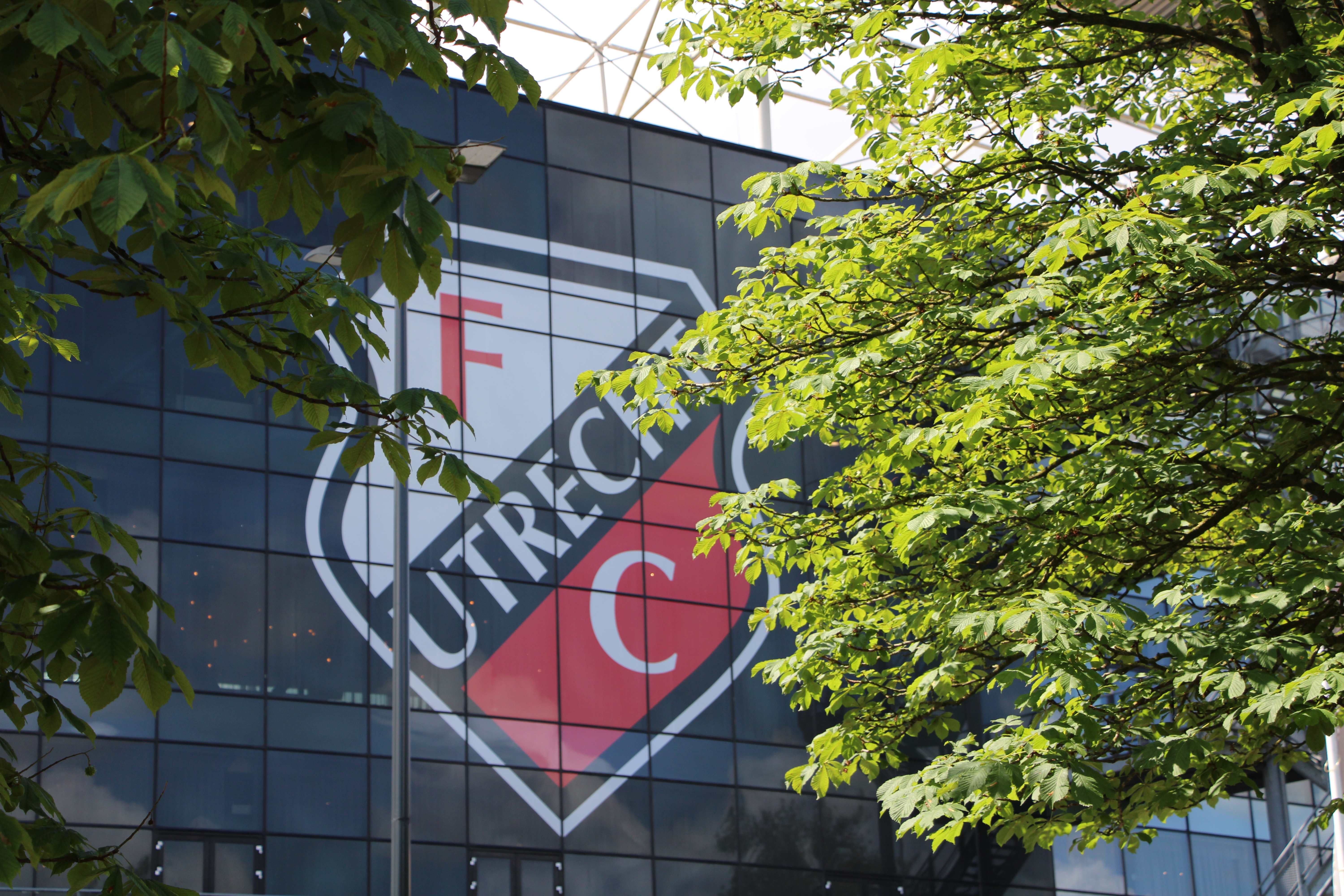 'Onrust na duel bij FC Utrecht begon met bekogelen auto Feyenoord-supporters'