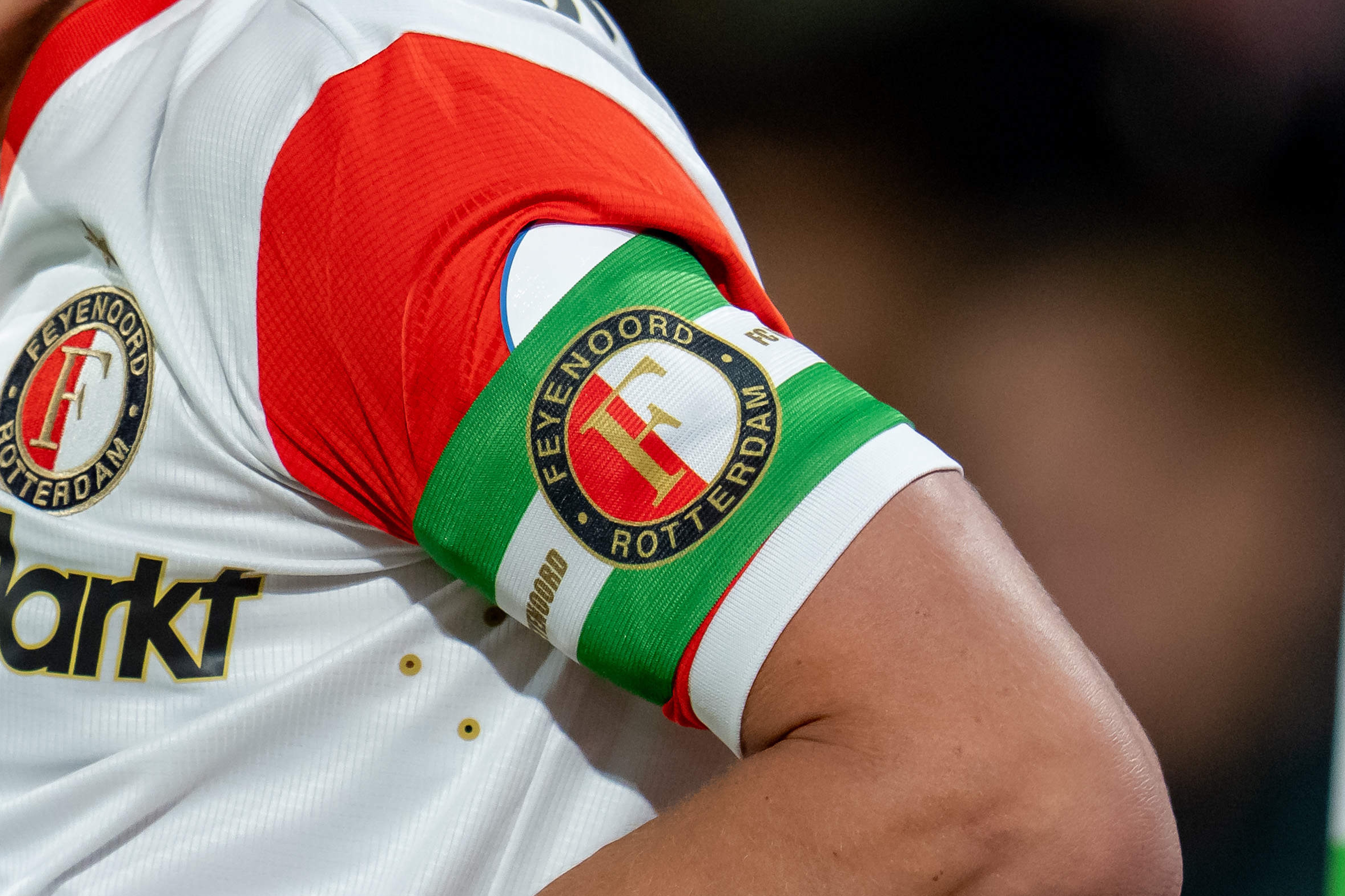 POLL • Wie moet zondag de aanvoerdersband dragen tegen Twente?