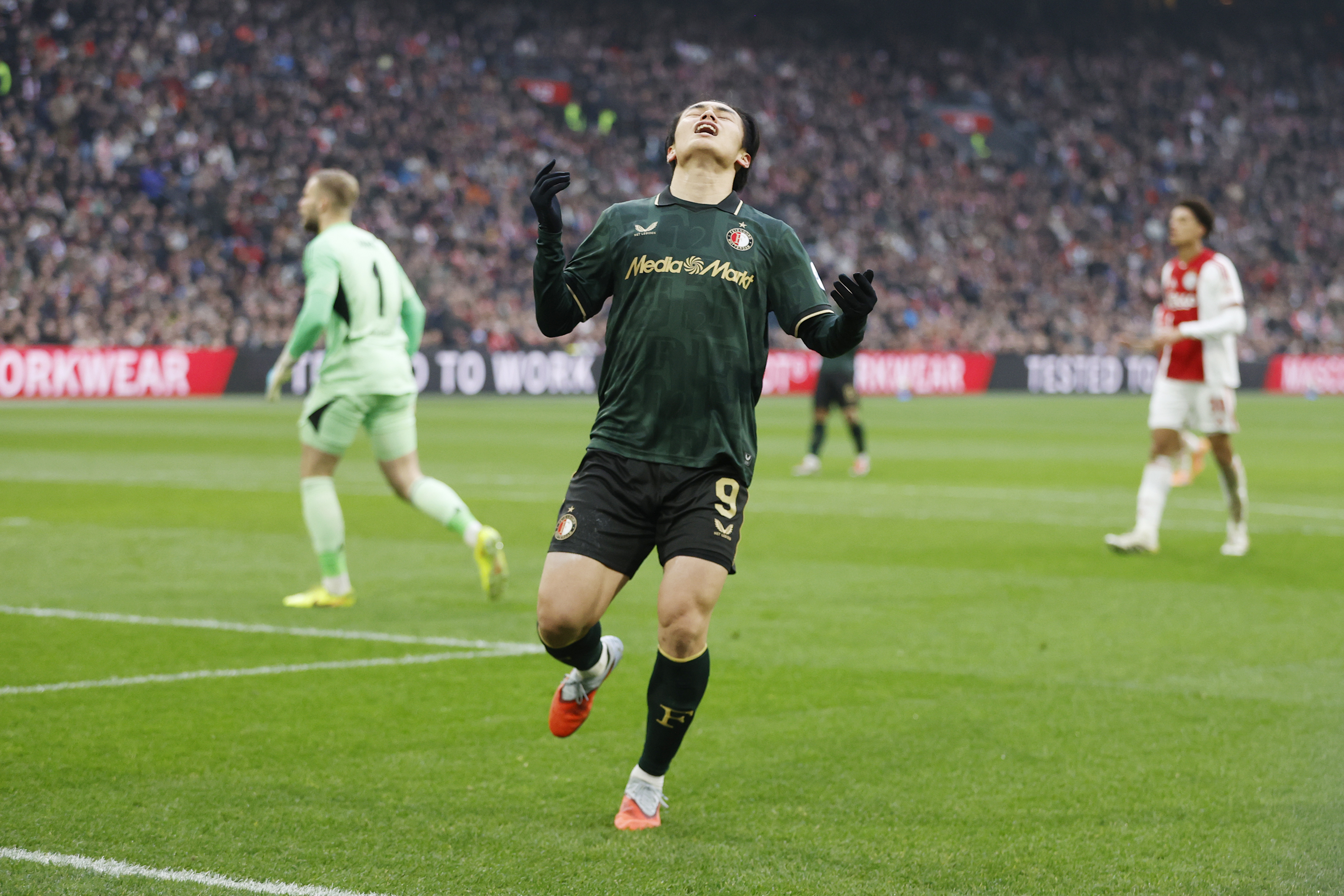 Crisis compleet: Feyenoord verliest Klassieker met 2-0 van Ajax