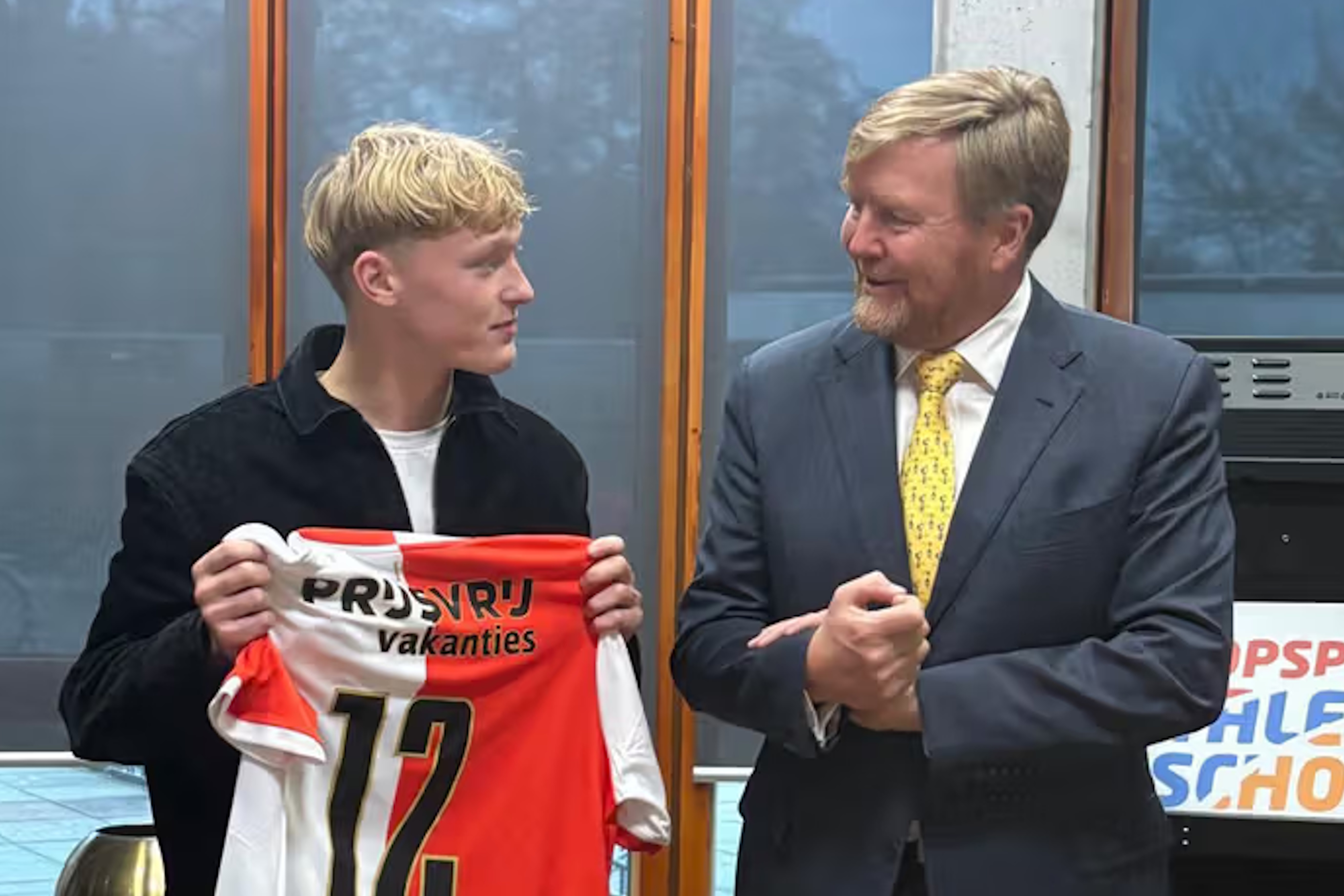 Jeugdspeler Boaz Plantinga reikt Feyenoord-shirt uit aan Koning Willem-Alexander