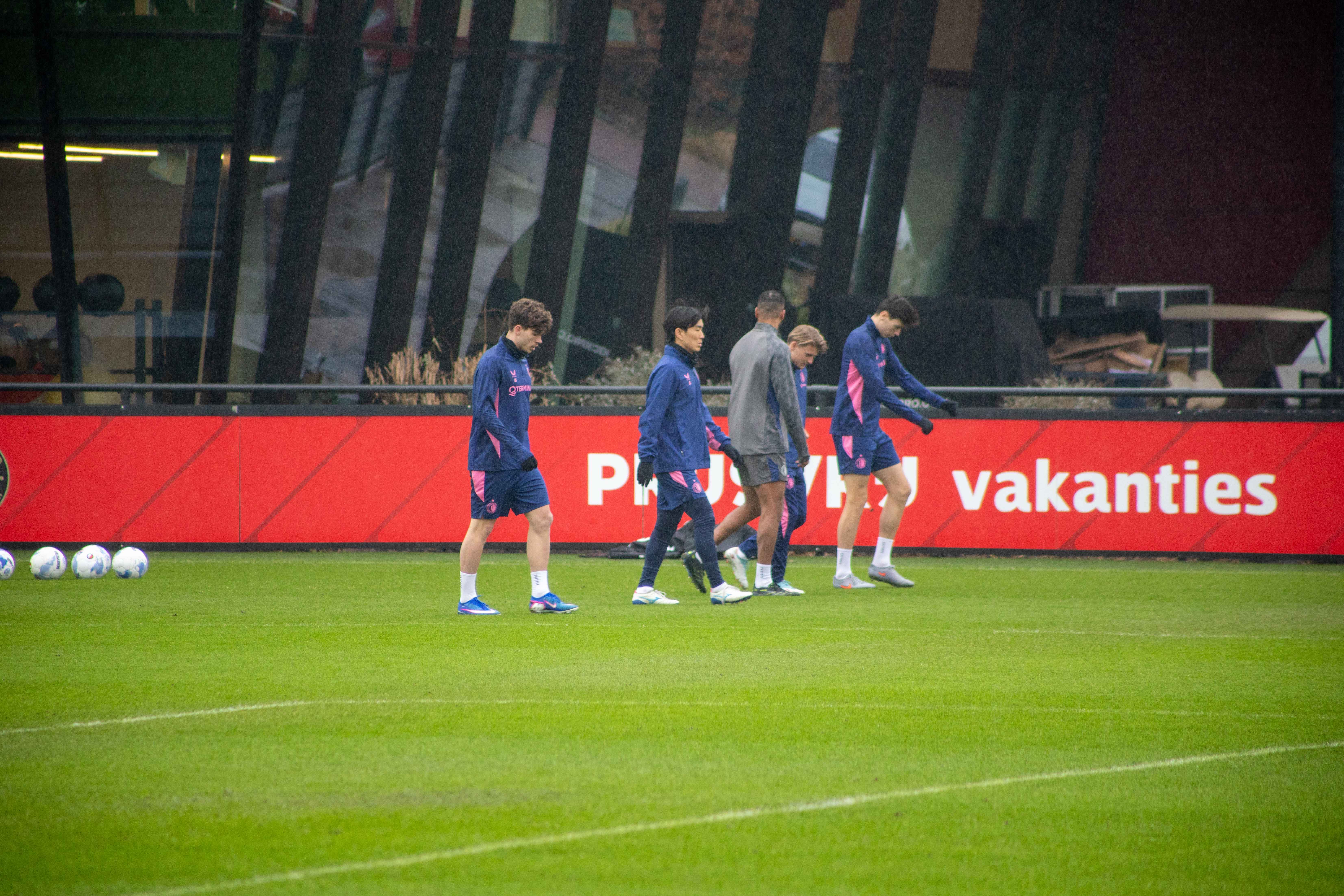 Vier basisklanten tegen Heerenveen trainen apart; Read niet op trainingsveld