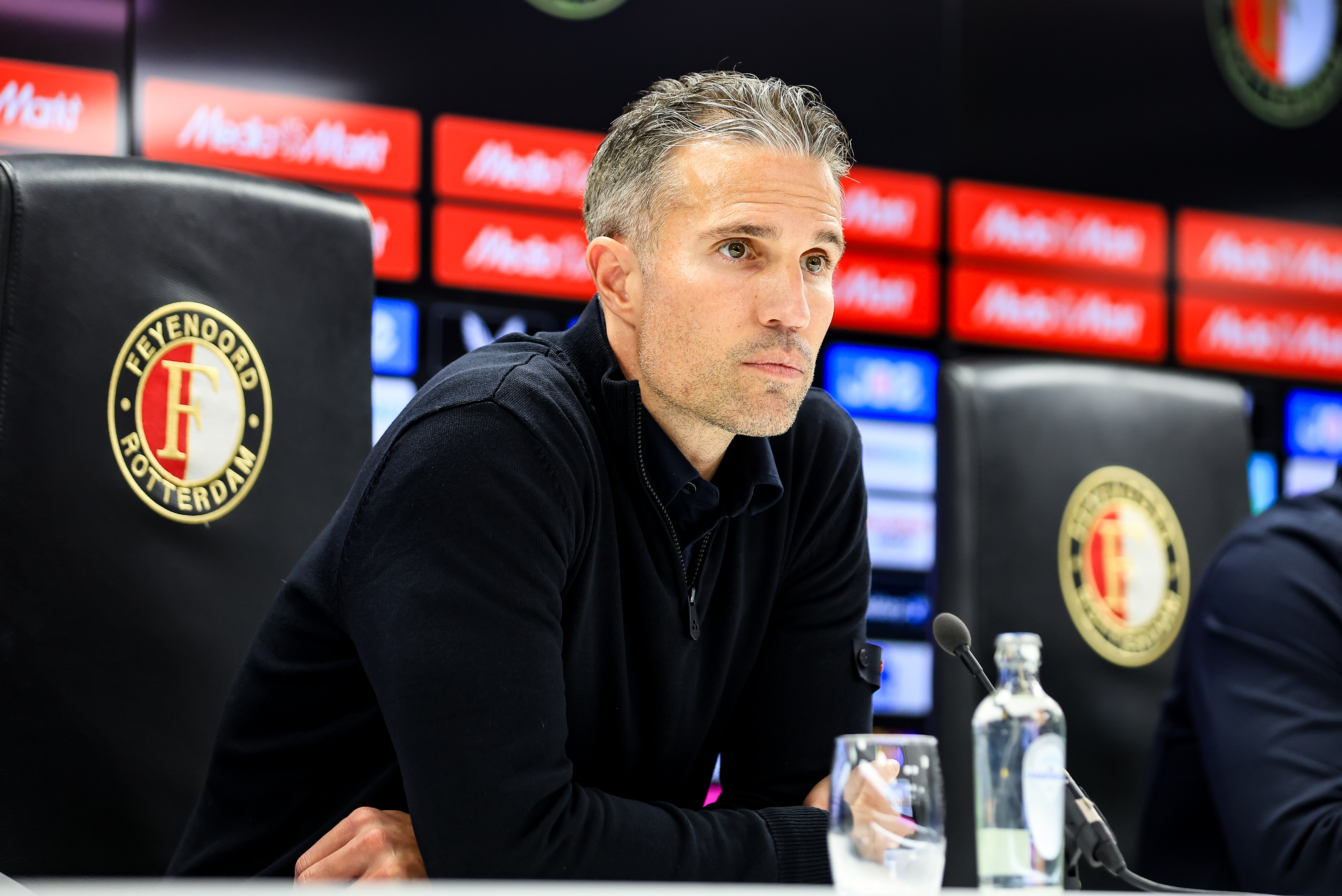 Vermoedelijke opstellingen • Van Persie wijzigt drie keer; aanwinst direct in de basis