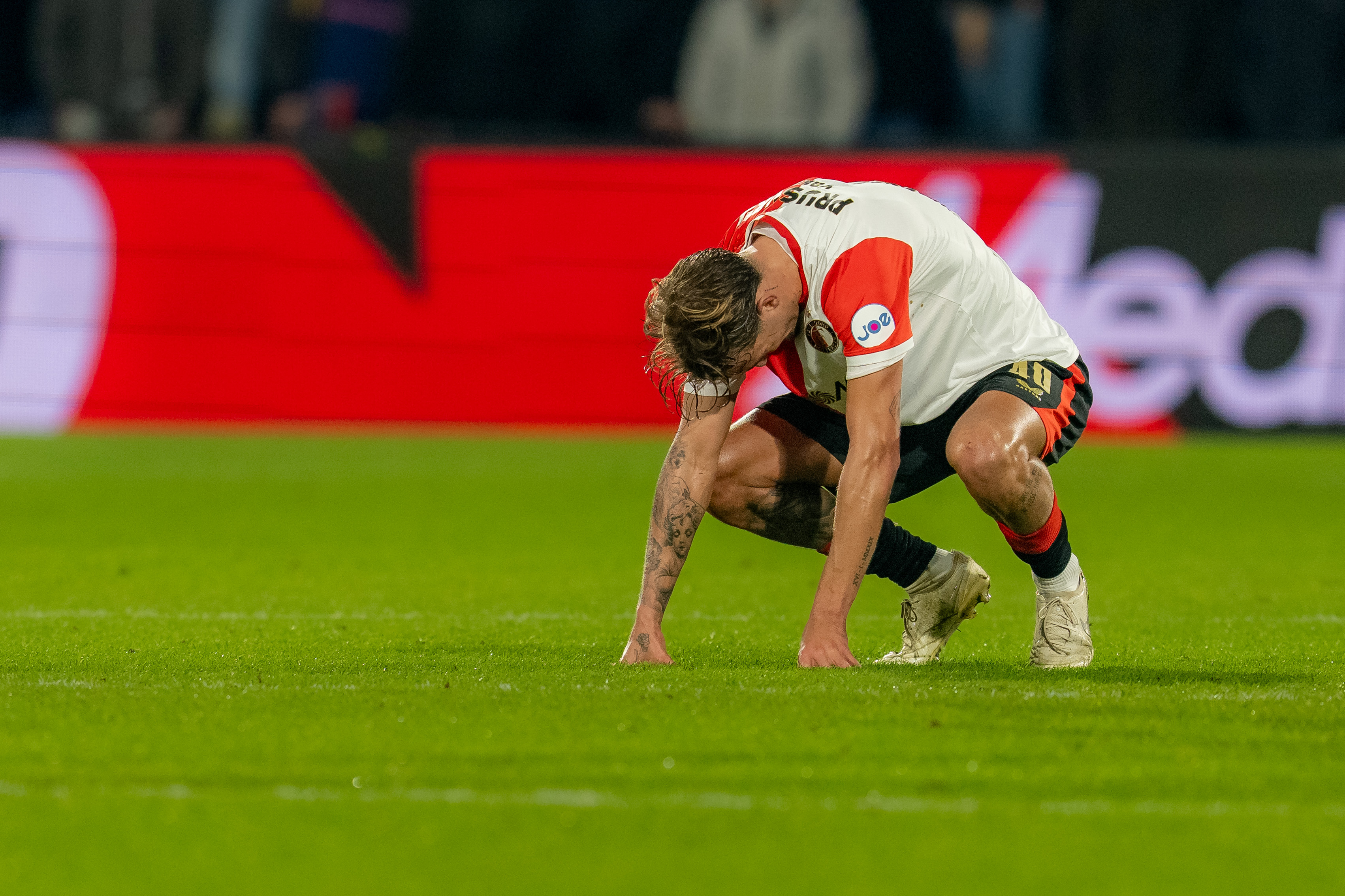 Valente: ''Dan knok je je geweldig terug, maar geef je het wéér weg''