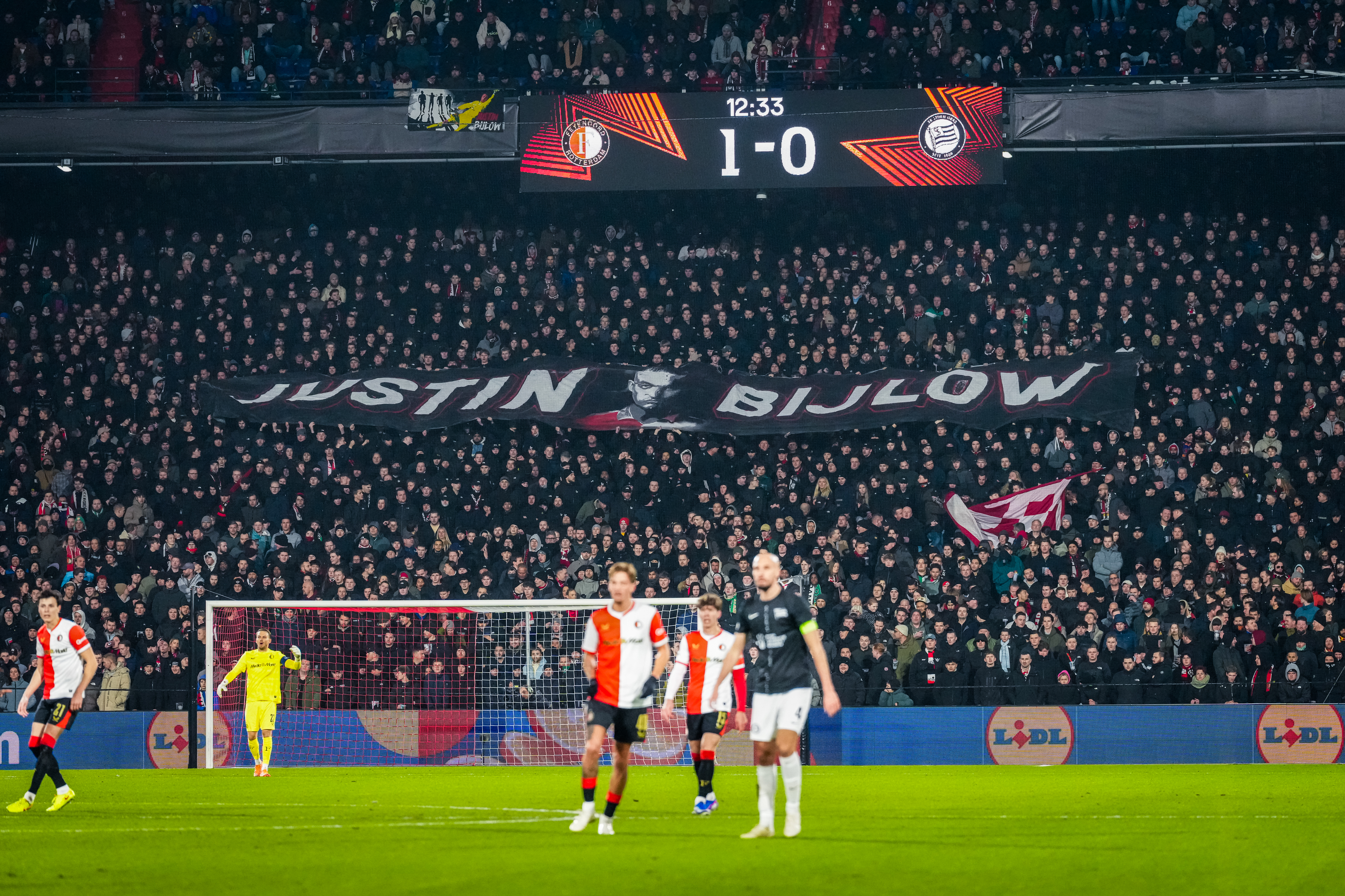 'Arrestatie fakkelgooier Vak S (17) voor verwonden van supporters'