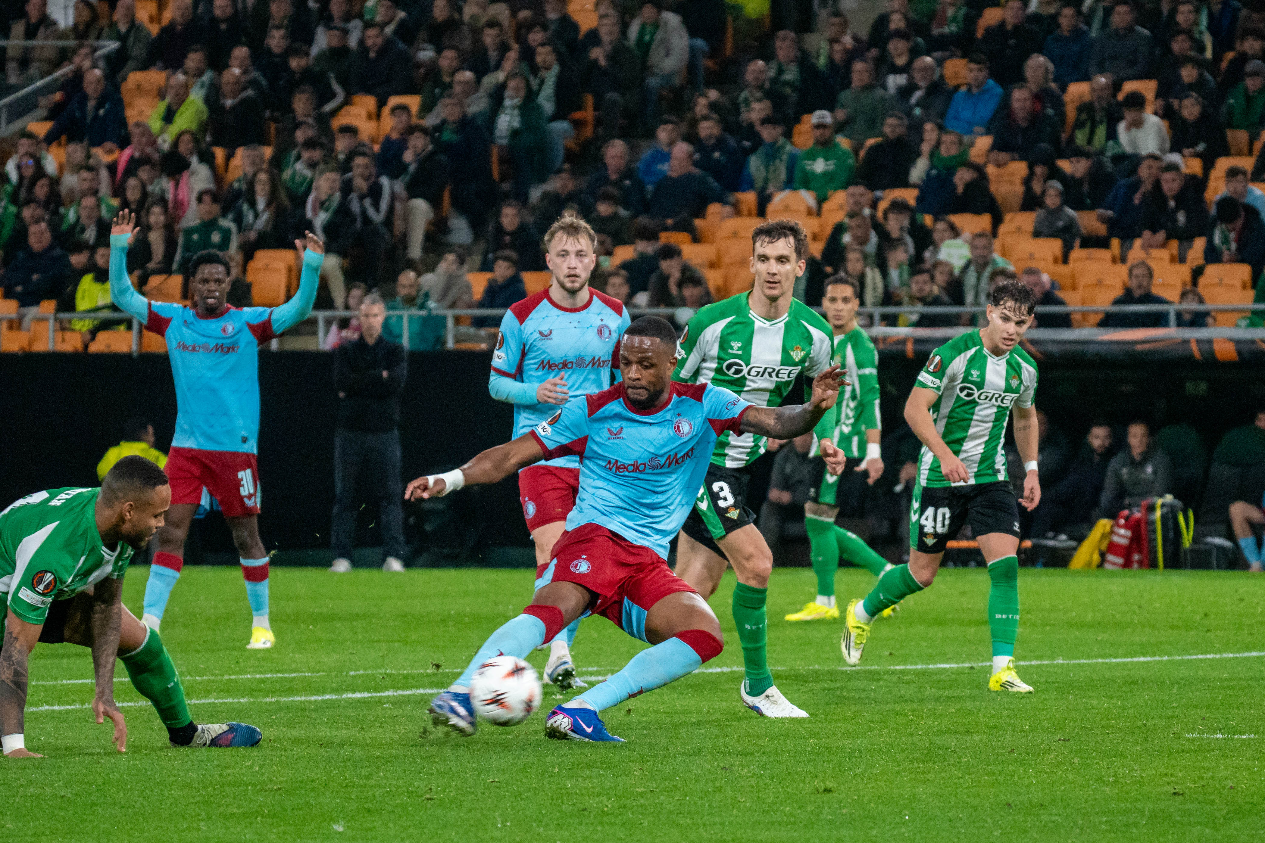 'Dapper' Feyenoord en Larin ook in Spanje onderwerp van gesprek: "Hij faalde in absoluut alles"