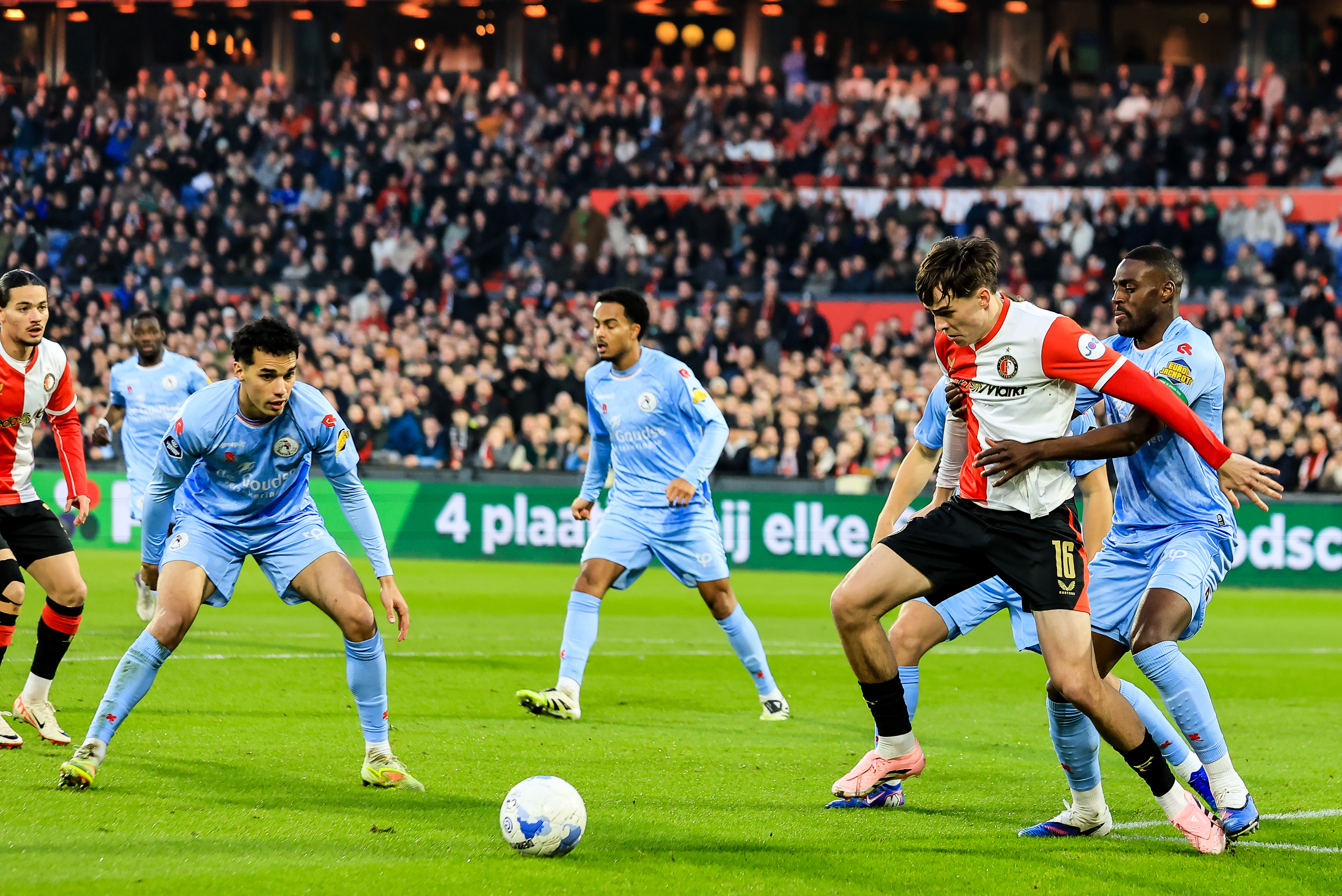 Liveblog • Feyenoord krijgt na magistrale comeback genadeklap in slotseconden [3-4]