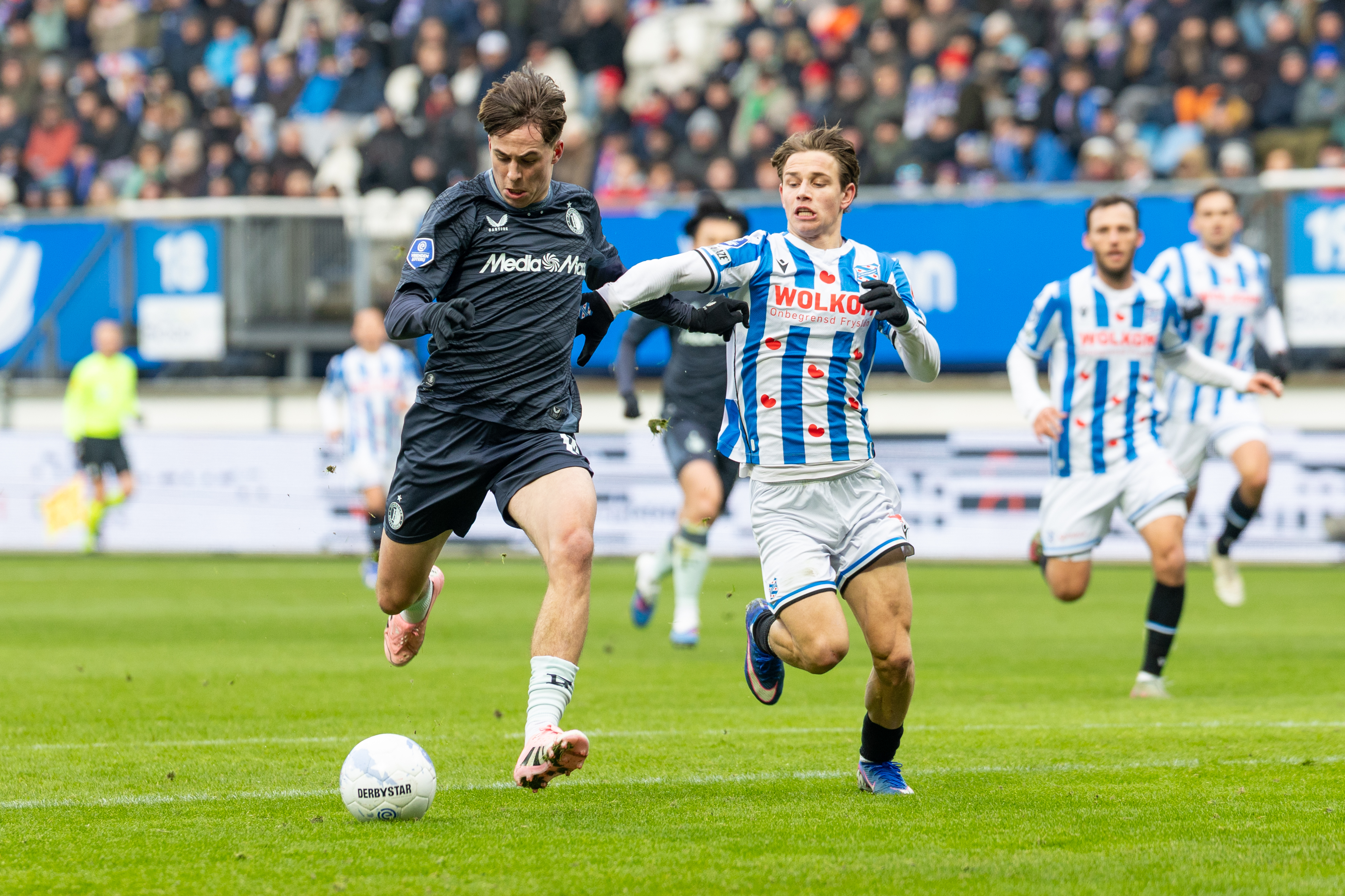 Feyenoord laat zege in slotfase uit handen glijden in Heerenveen