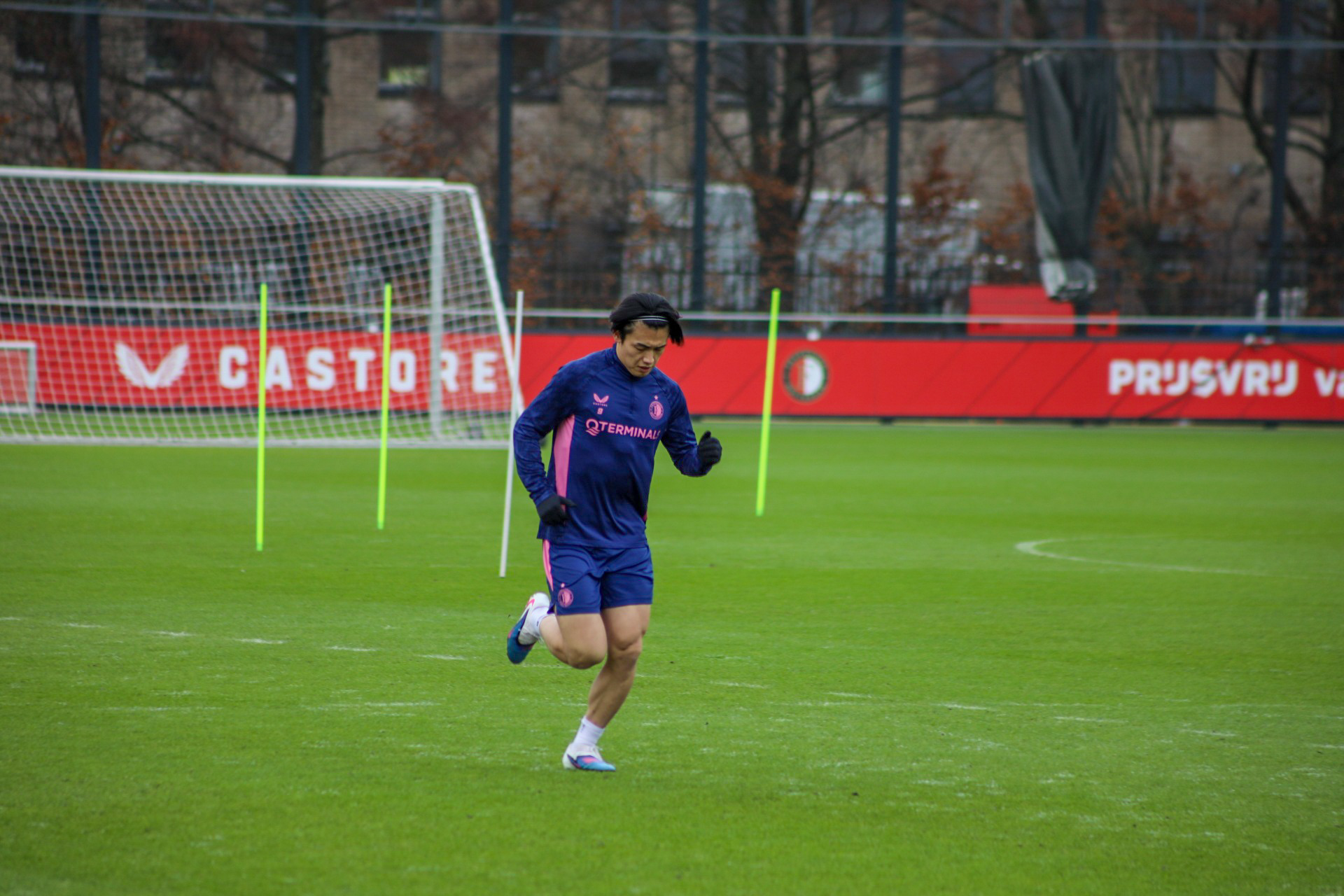 Ueda traint apart, Jeng en Smal terug op het trainingsveld