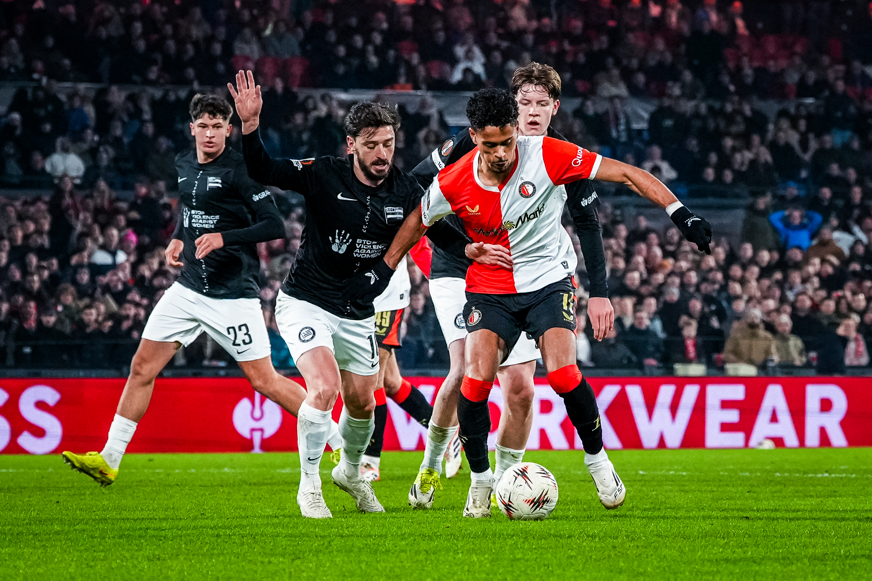 Boetes voor Feyenoord van UEFA na treffen met Sturm Graz