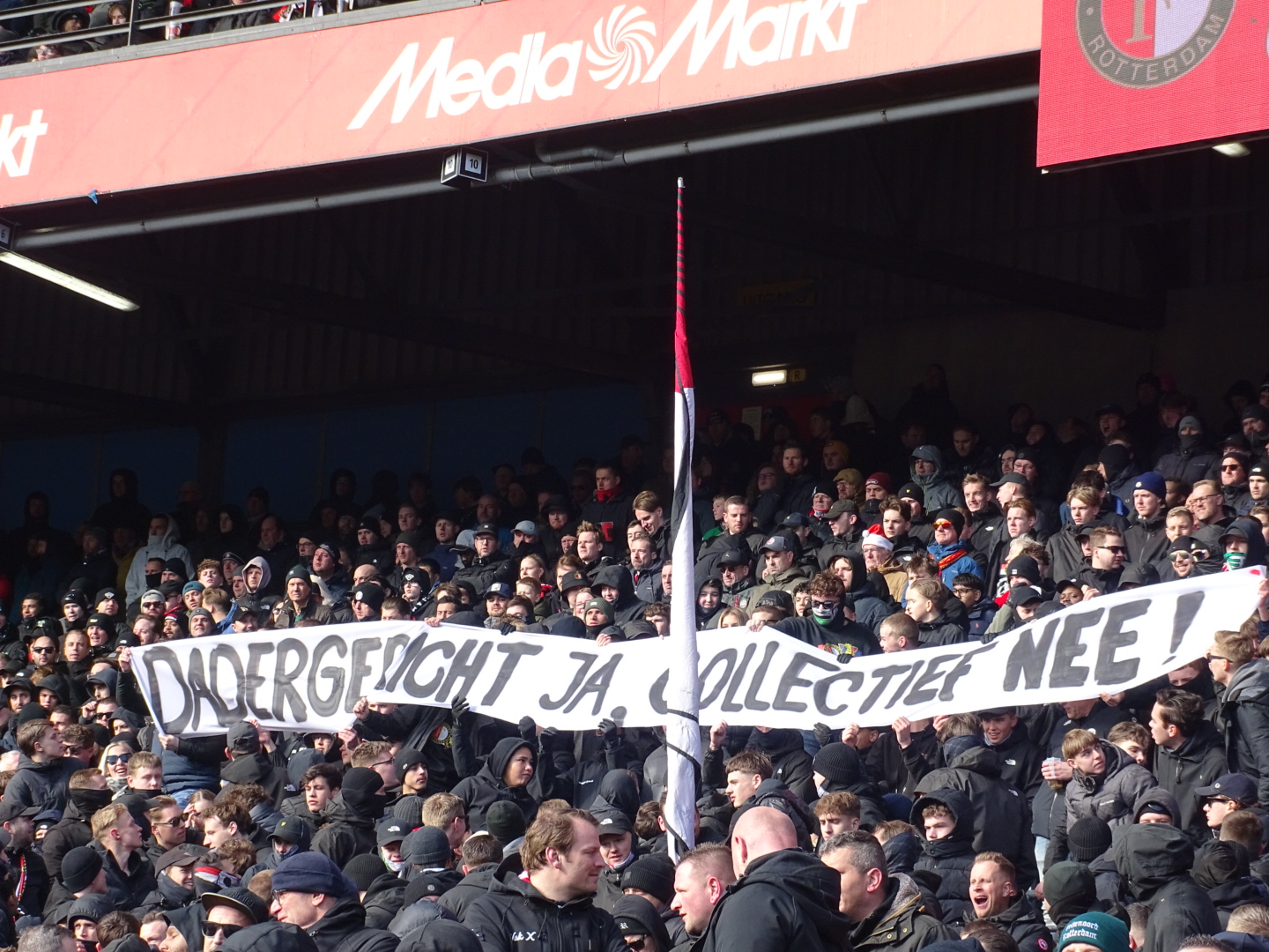 Minutenlang protest tegen behandeling voetbalfans: "Supporters betalen de gepep(p)erde rekening"