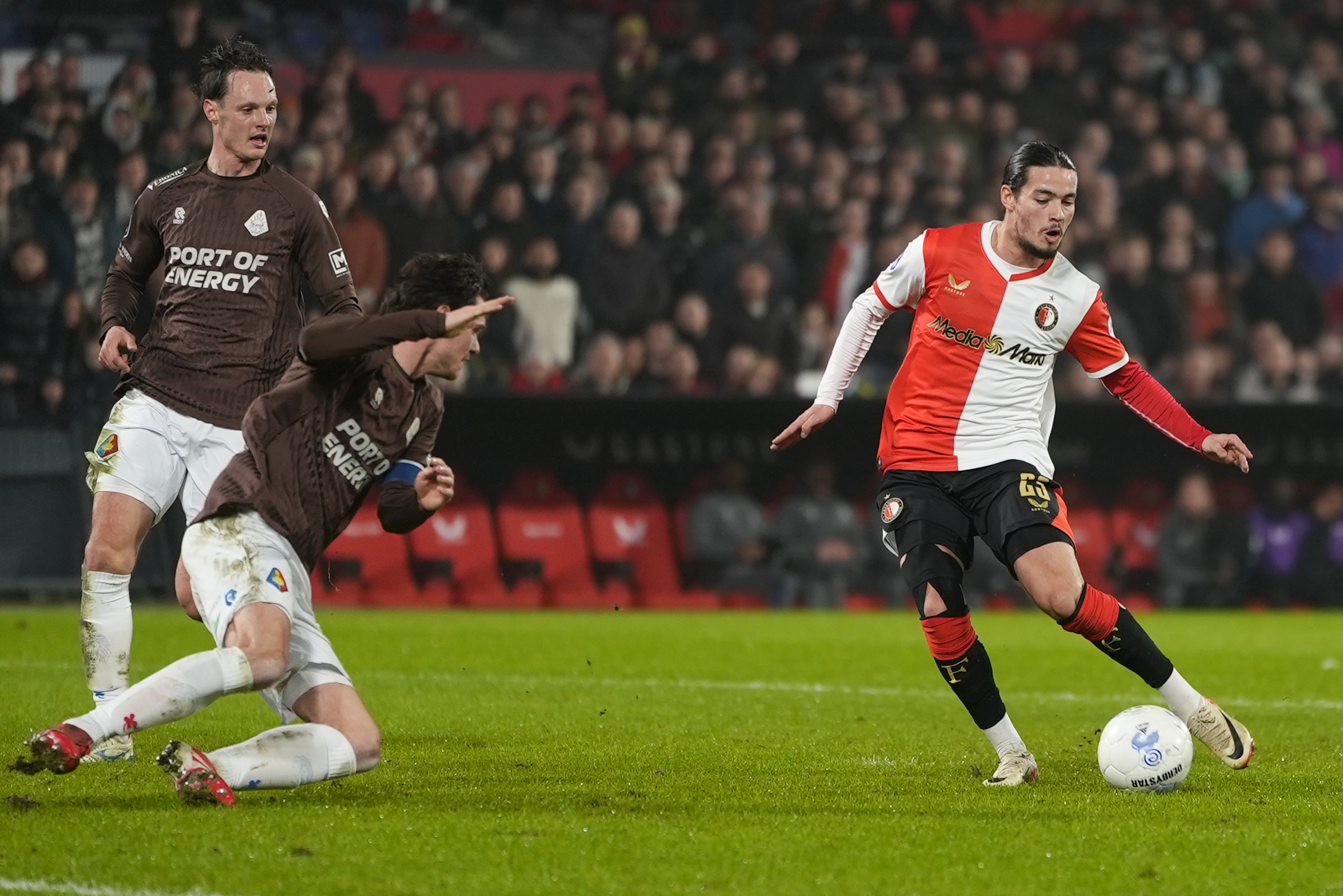 Liveblog • Hadj Moussa helpt Feyenoord hoogstpersoonlijk aan voorsprong [2-1]