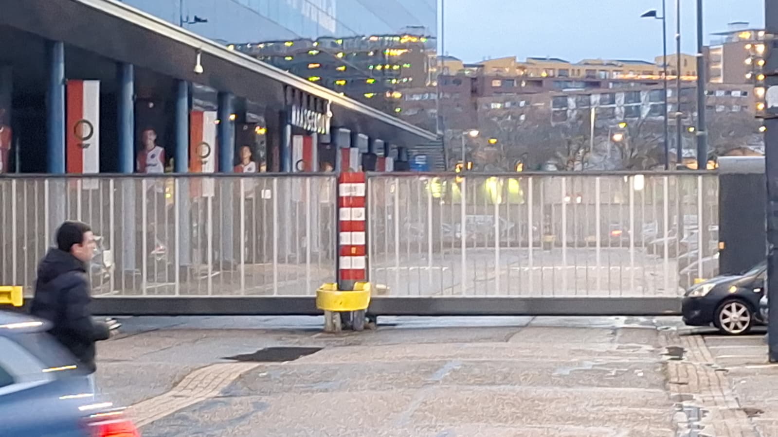 Supporters wachten vergeefs op spelersbus Feyenoord na nederlaag bij PSV