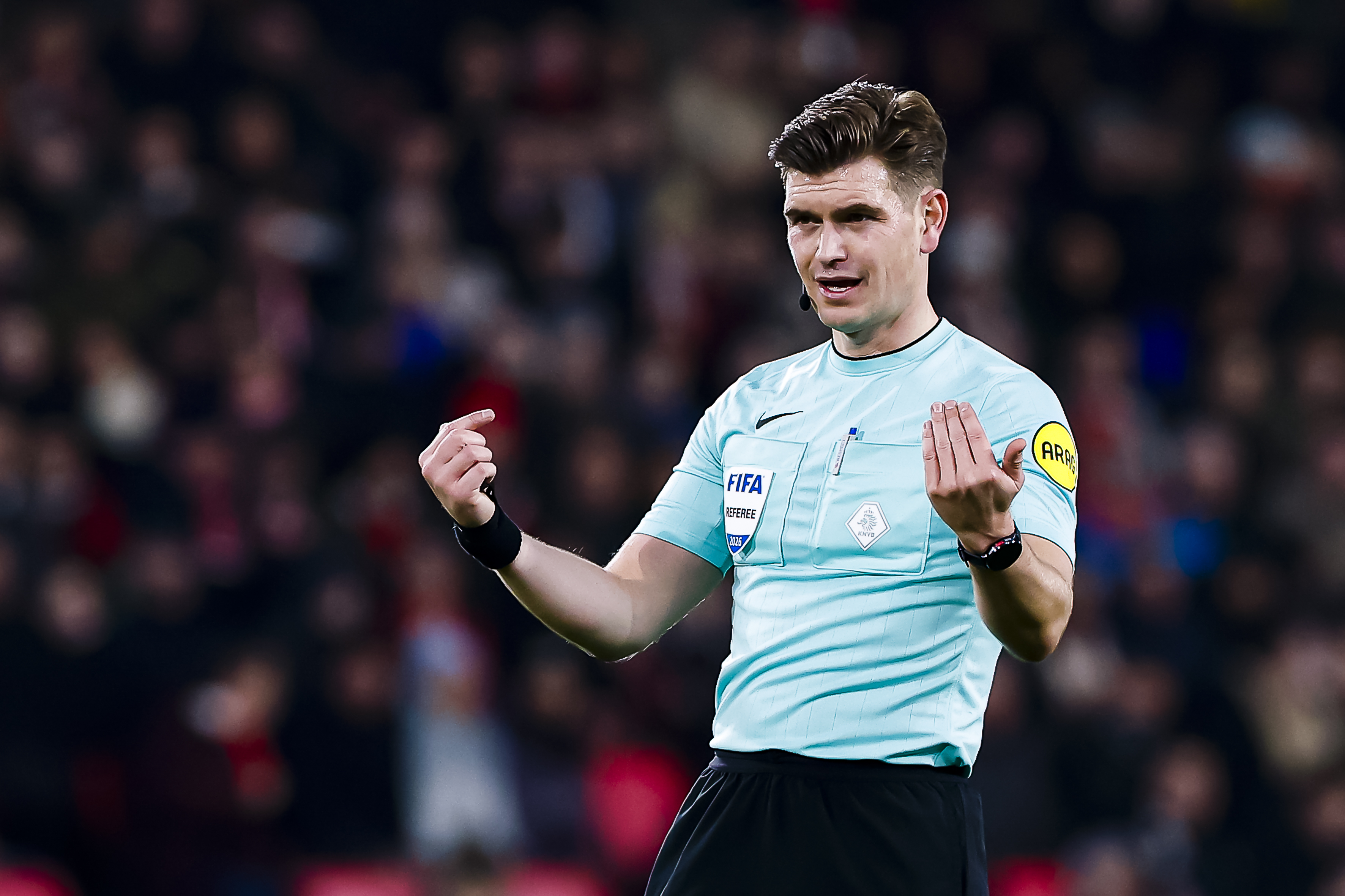 Joey Kooij fluit competitieduel tussen FC Twente en Feyenoord