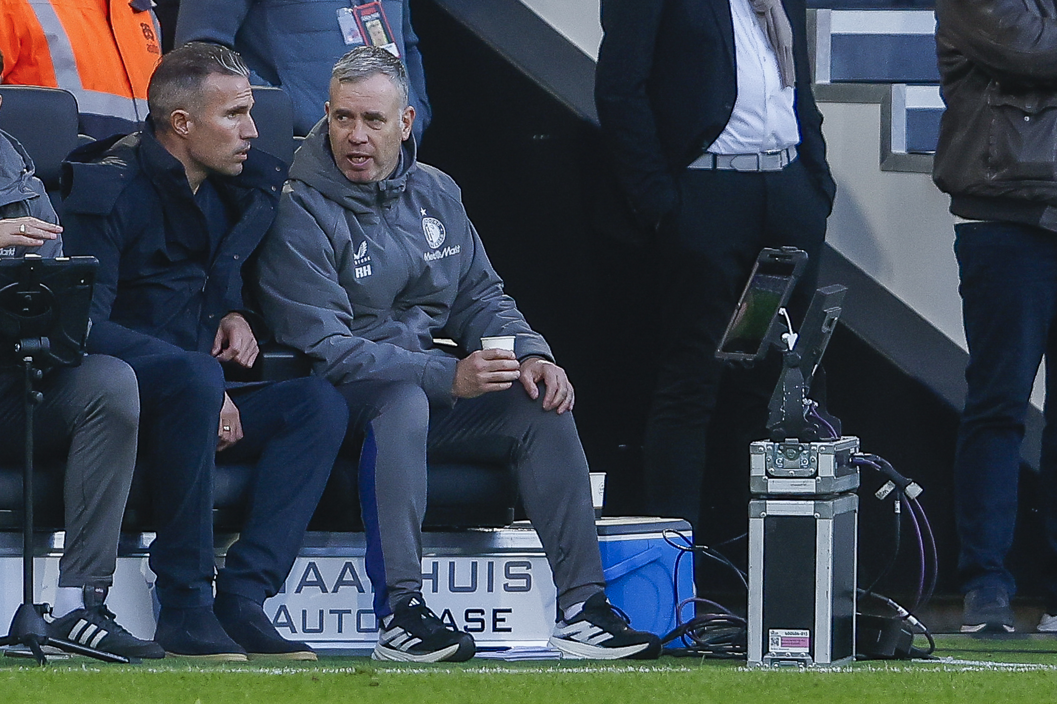 Onrust in trainersstaf: 'Hake zet vraagtekens bij communicatiestijl Van Persie'