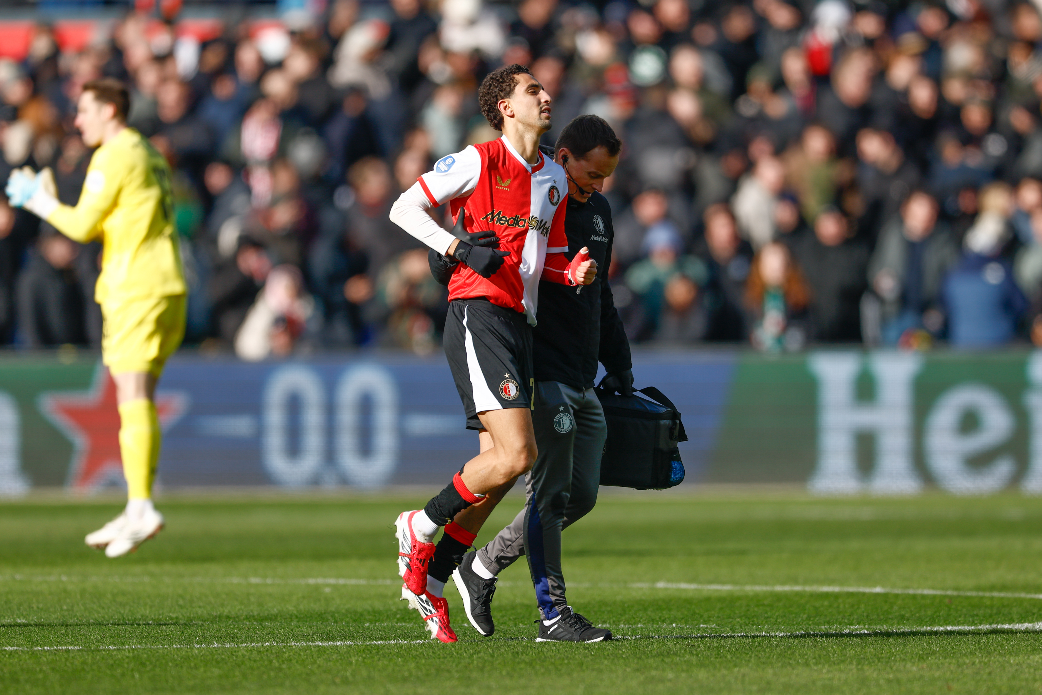 Van Persie geeft blessure-update: "Hij is er voorlopig uit"