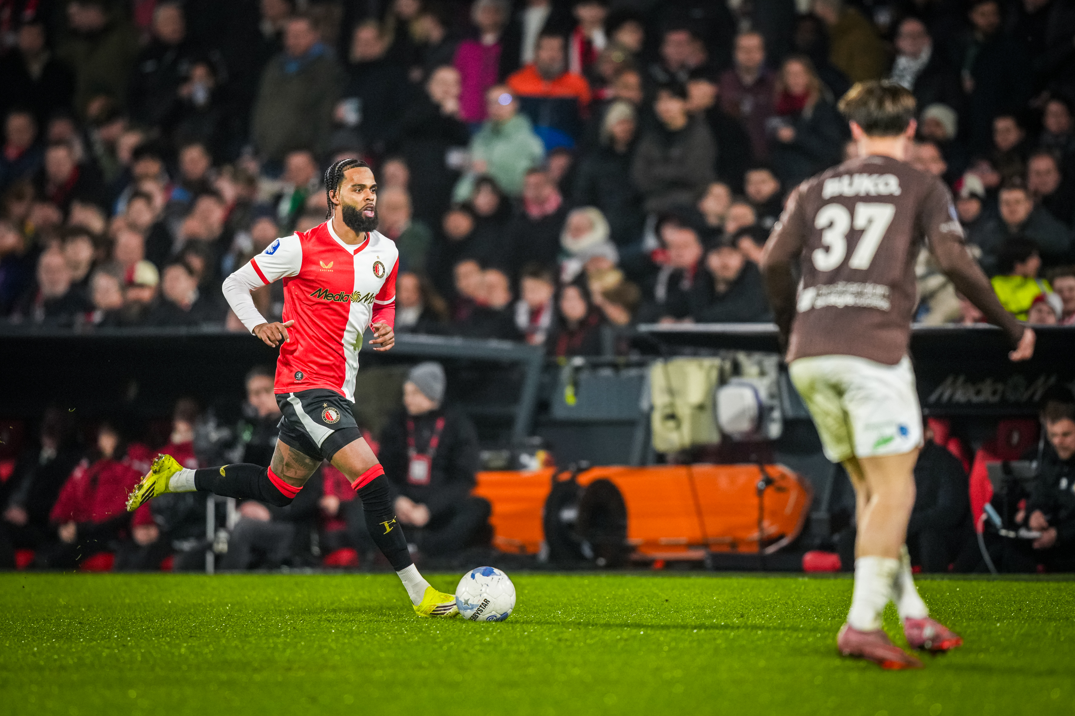 st-juste-telstar-pro-shots