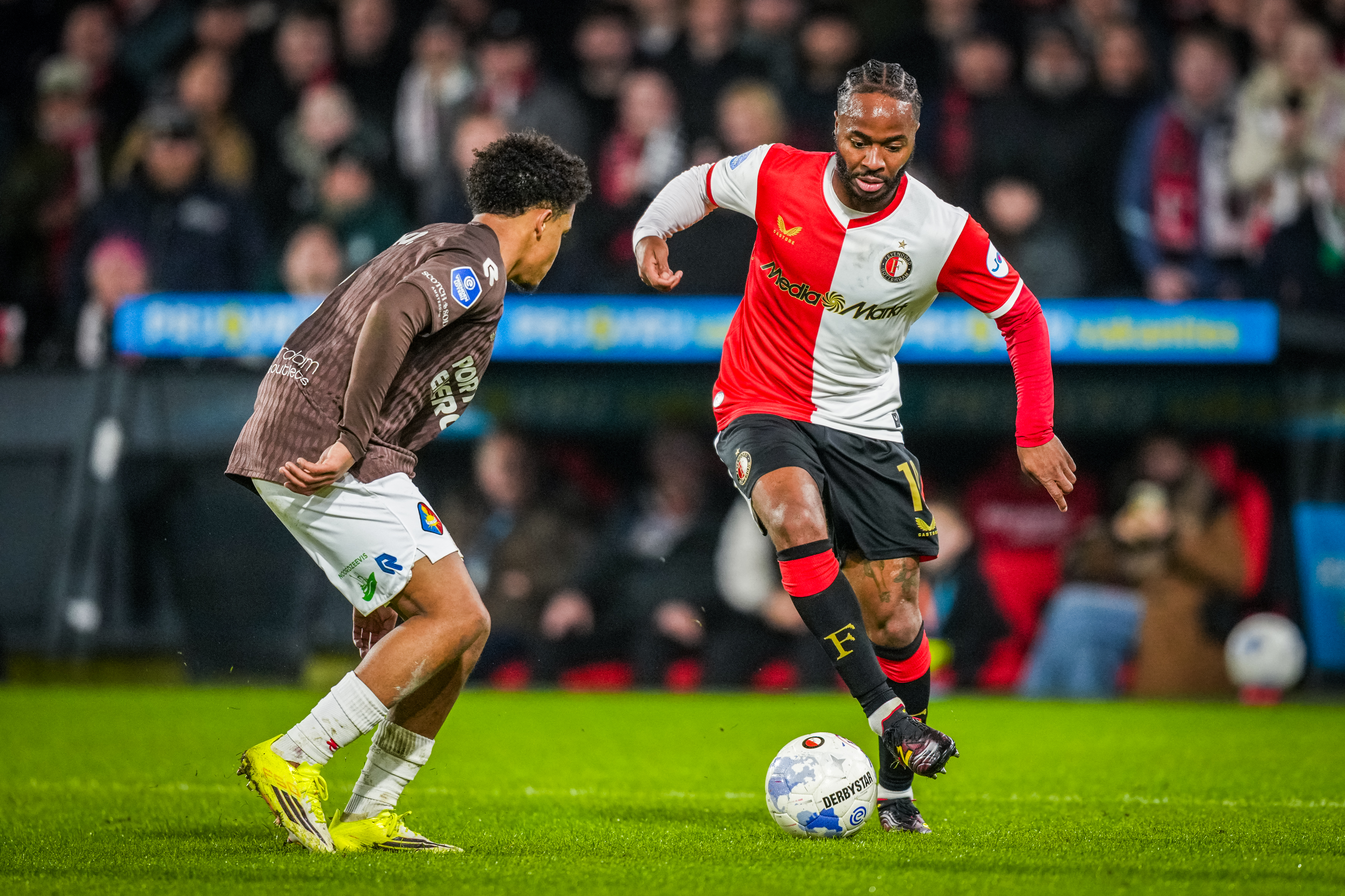 Feyenoord knokt zich langs Telstar; debuut Sterling zorgt voor kolkende Kuip