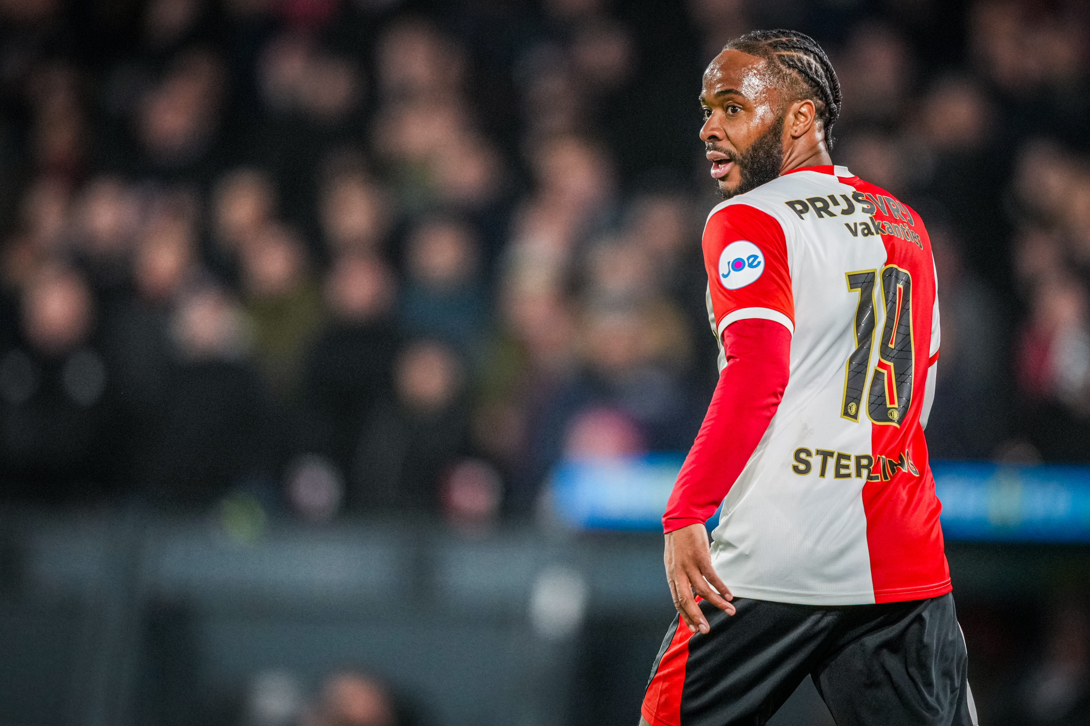 Sterling geniet van debuut en Kuip: “Begonnen met een overwinning, dat is het belangrijkste”