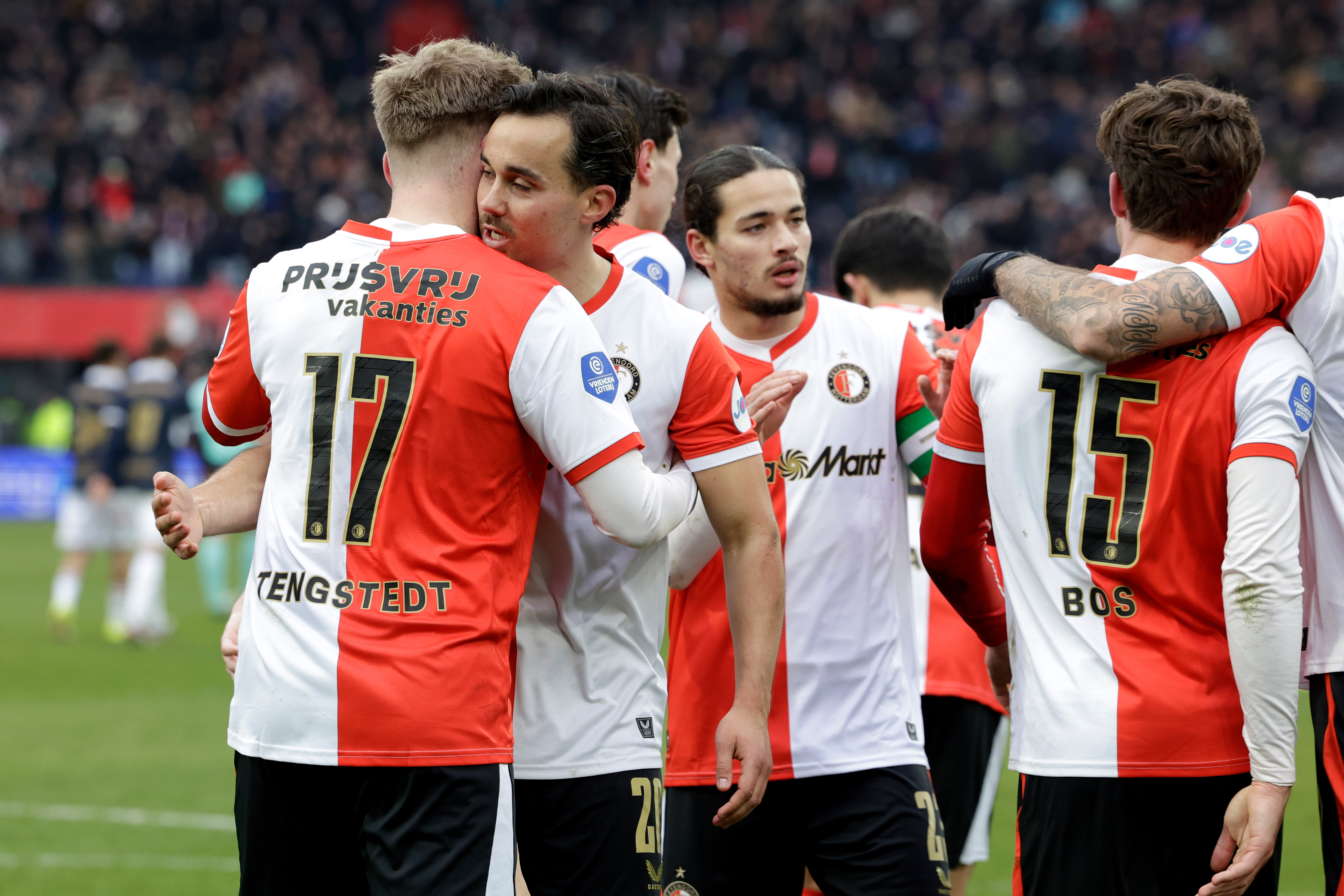 Feyenoord sleept late zege uit het vuur tegen tiental Go Ahead Eagles