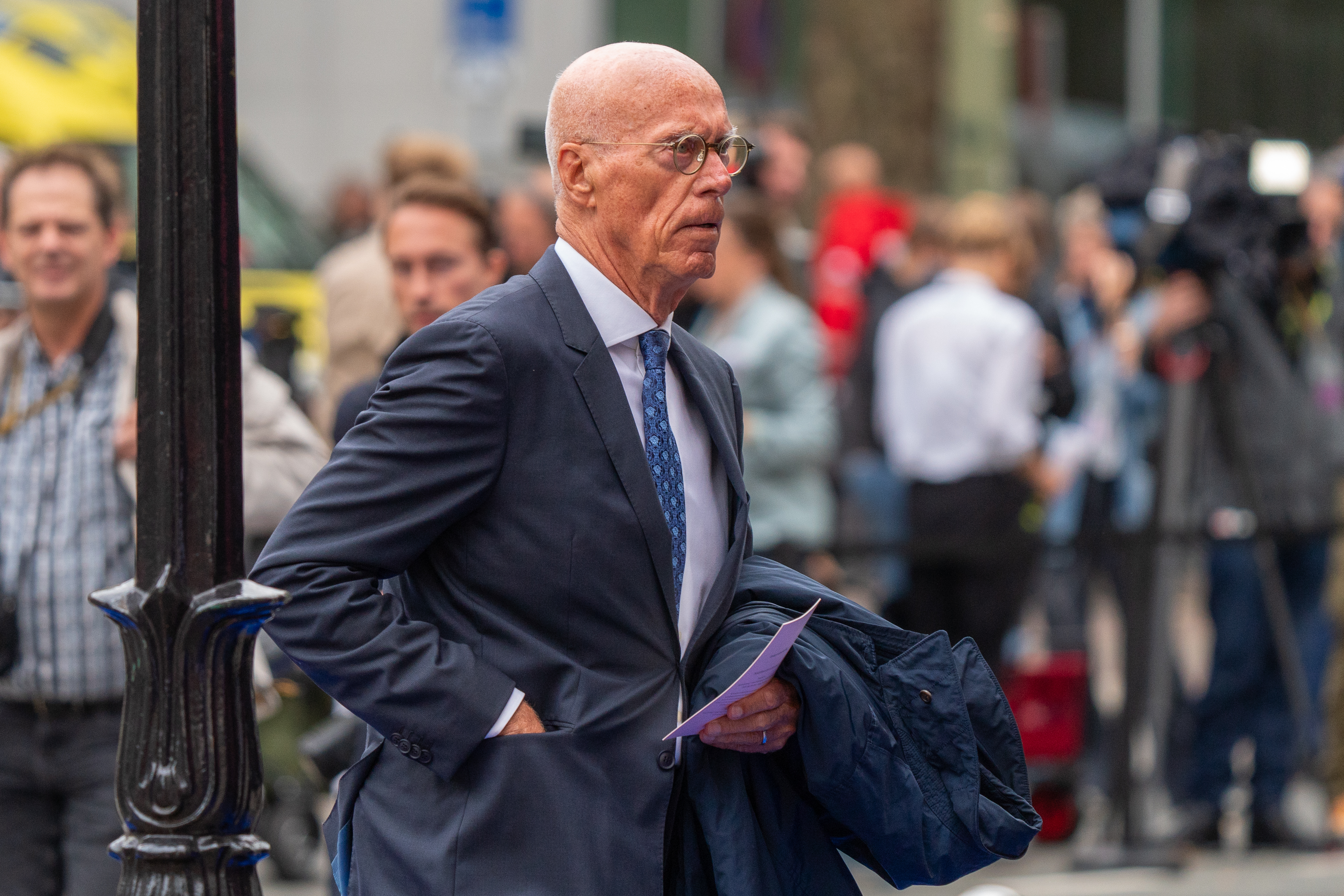 Van den Herik ziet kloof tussen de club en fans: “De steun van het publiek zal heel belangrijk worden”