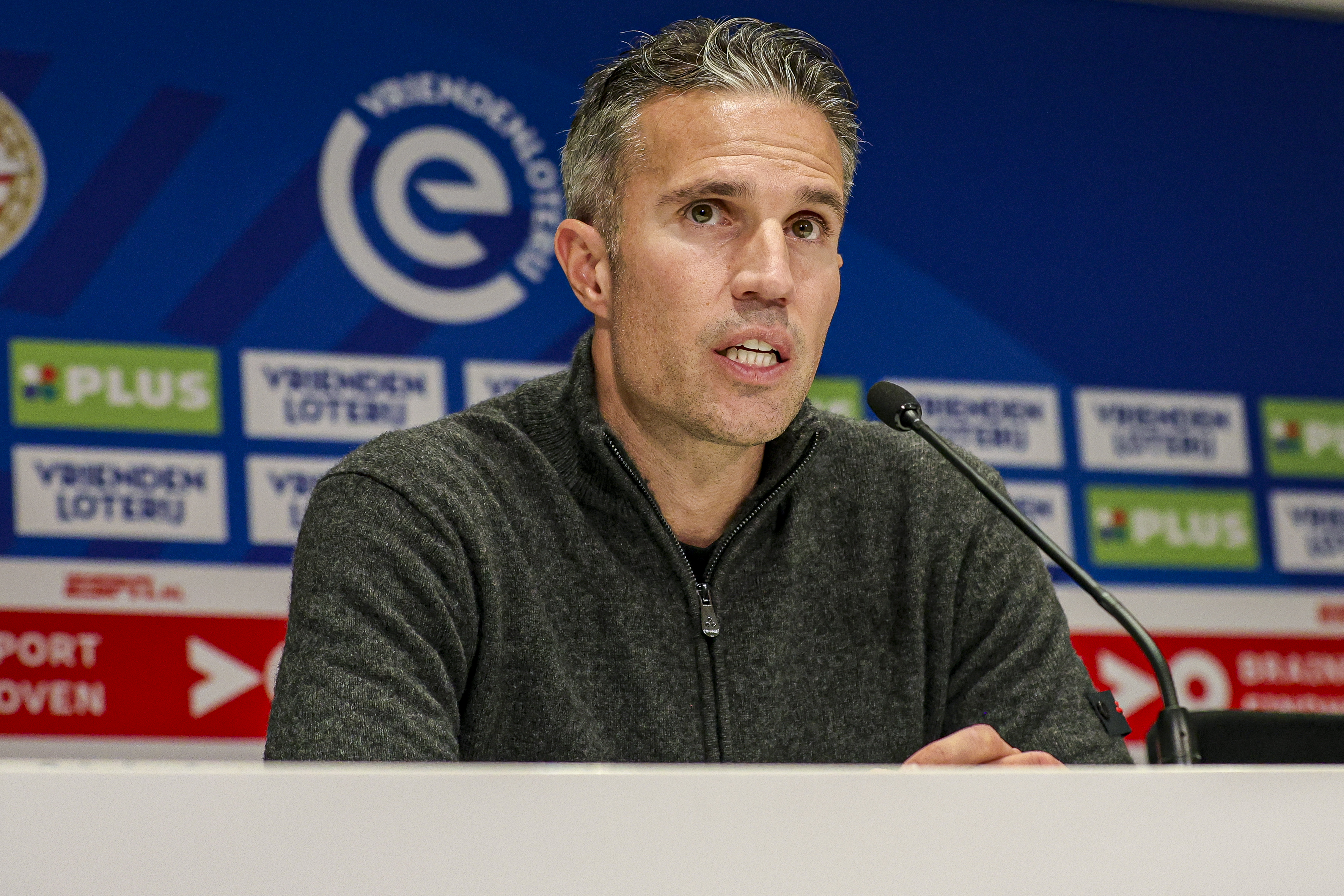 Van Persie herkent zich niet in beeldvorming: "Ik ben geen trainer die alles maar alleen wil doen"