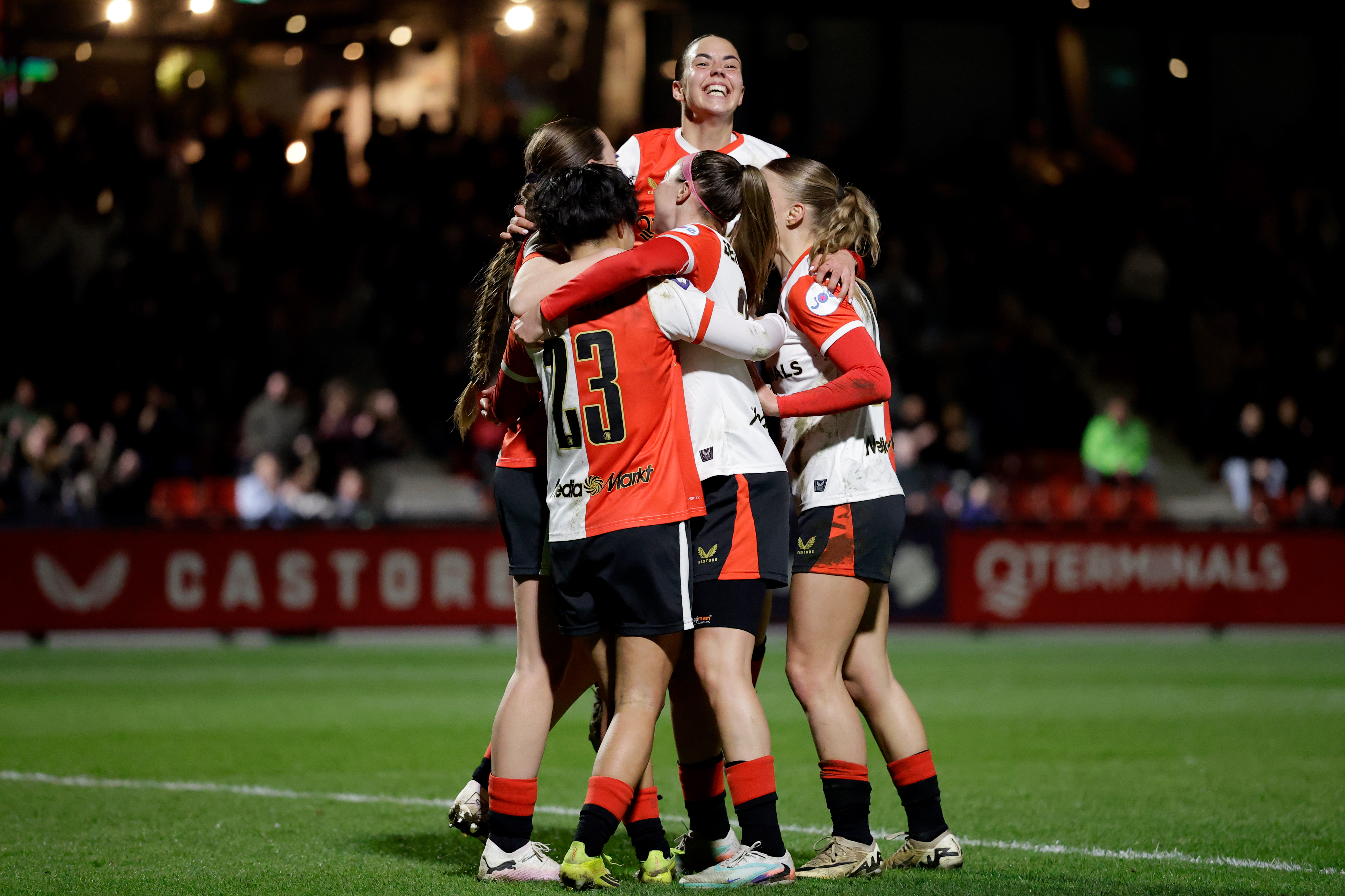 Feyenoord Vrouwen wint topper van FC Twente en nadert koppositie