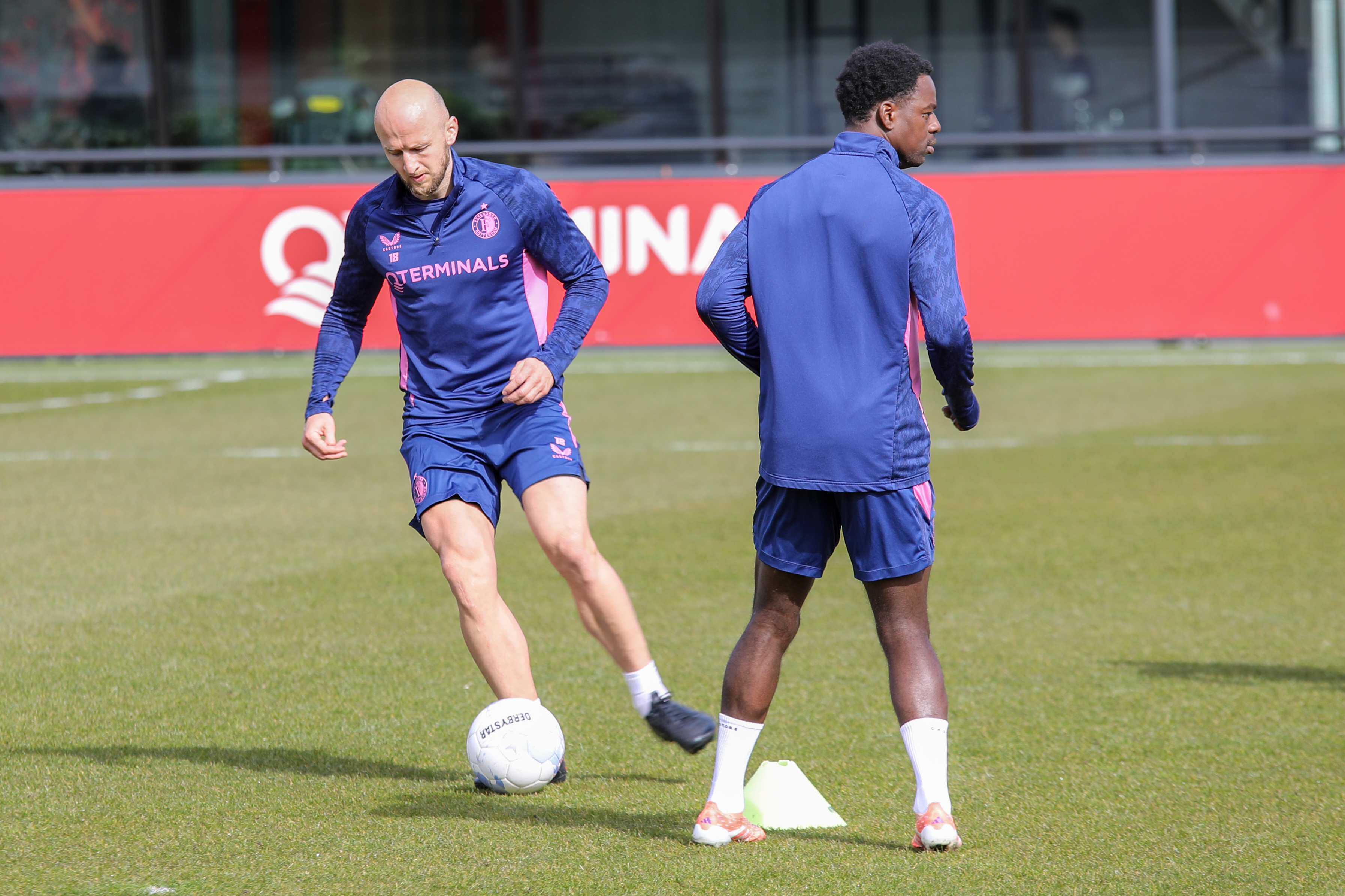 Gernot Trauner weer volop actief in teamtraining; Hadj Moussa en Smal trainen apart
