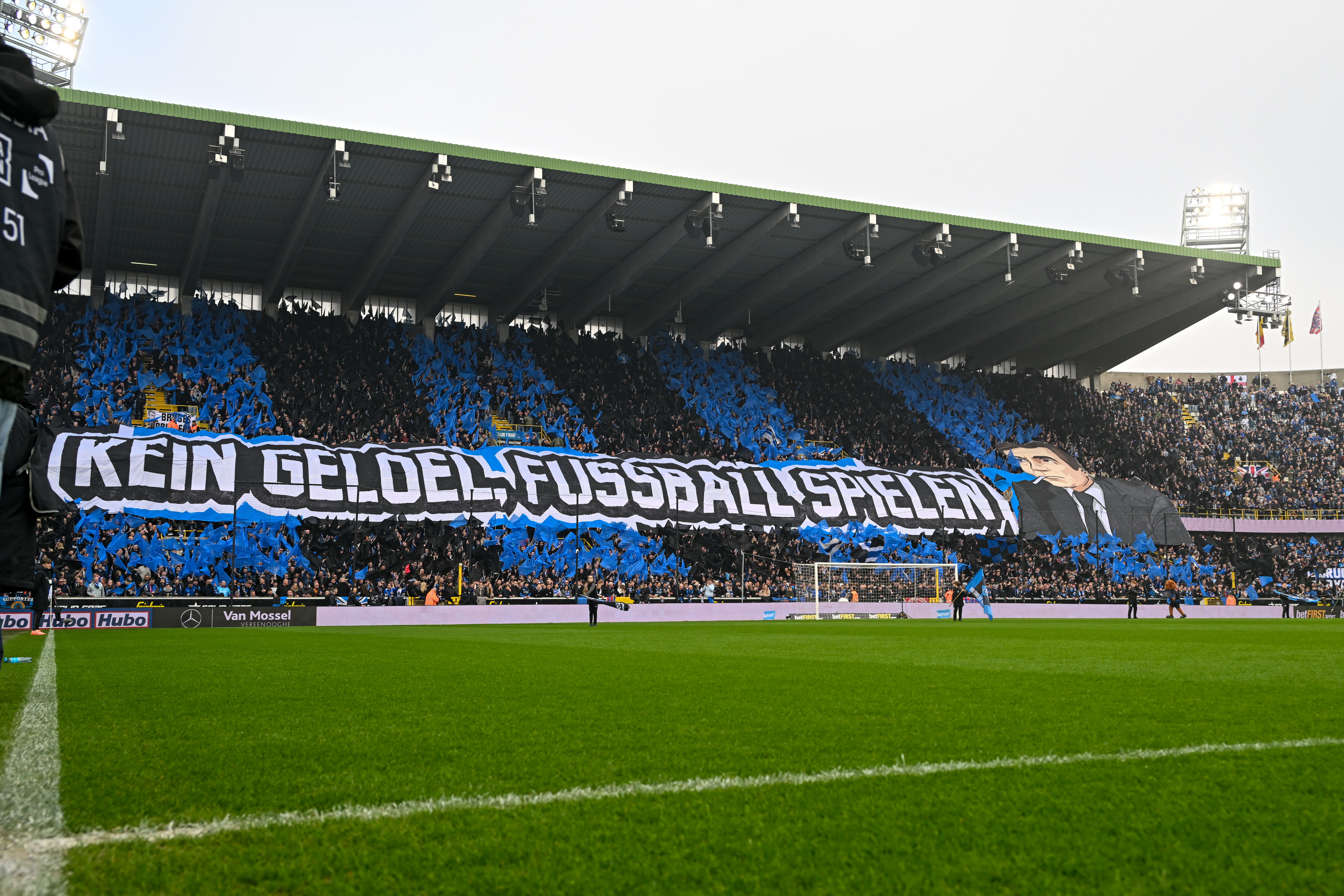 Feyenoord-legende Ernst Happel geëerd met imposante tifo in België