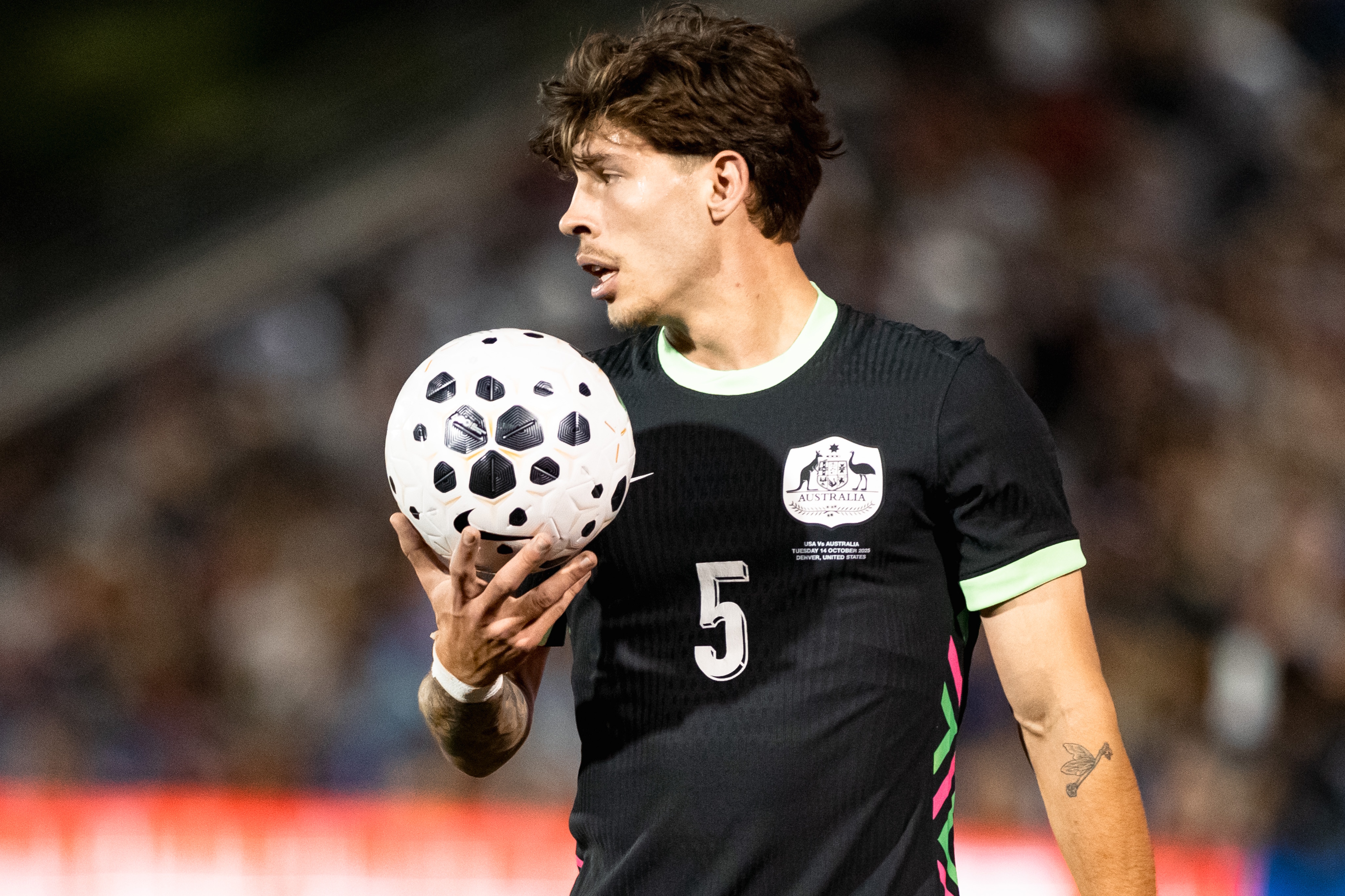 Trefzekere Bos bezorgt Australië overwinning tegen Kameroen