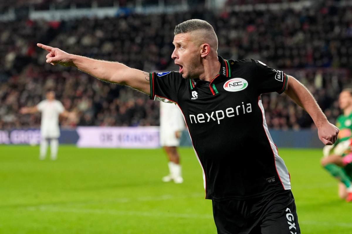 Feyenoord komt bedrogen uit: Linssen leidt N.E.C. naar winst op PSV