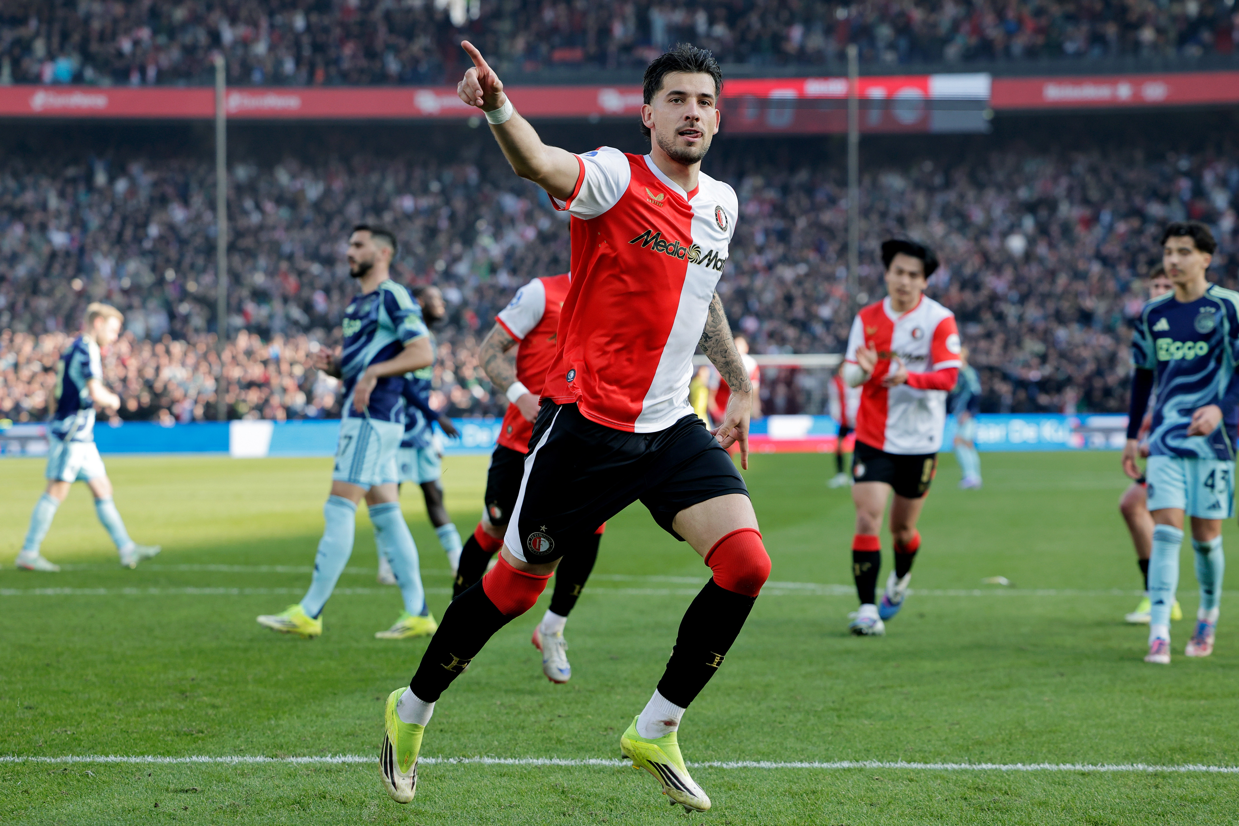Feyenoord sleept belangrijk punt uit het vuur in matige Klassieker