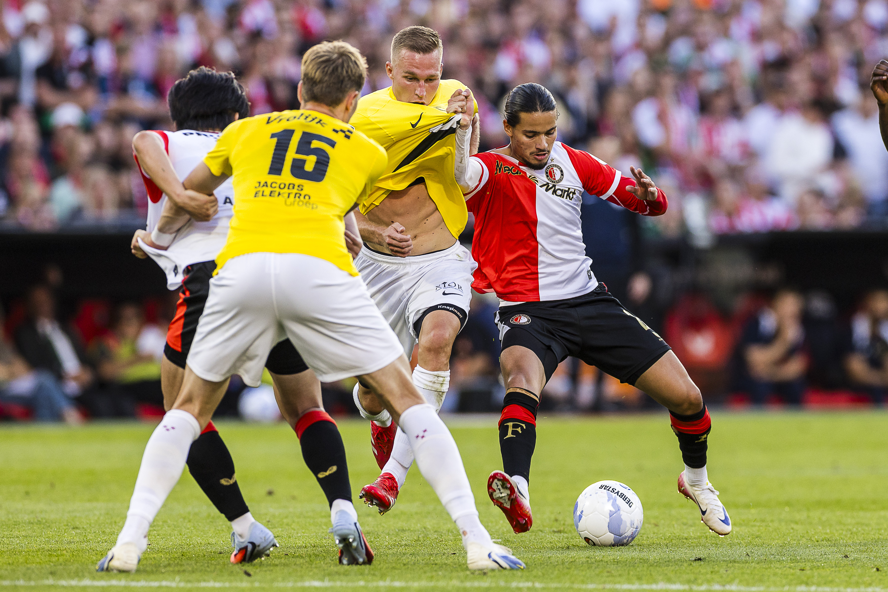 Van Persie prijst 'Engels' NAC: "Een van de moeilijkste wedstrijden in Nederland"