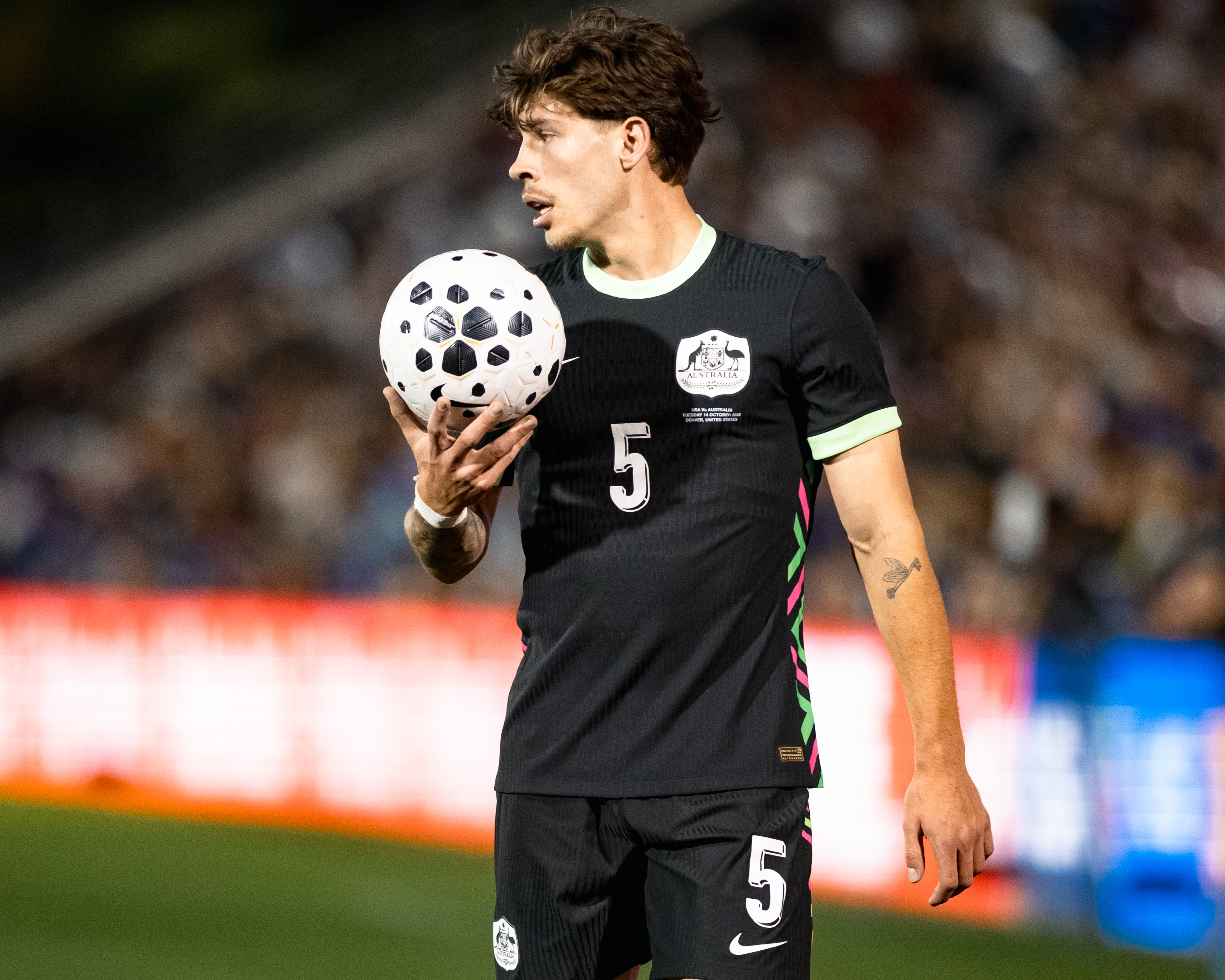 Trefzekere Bos bezorgt Australië overwinning tegen Kameroen