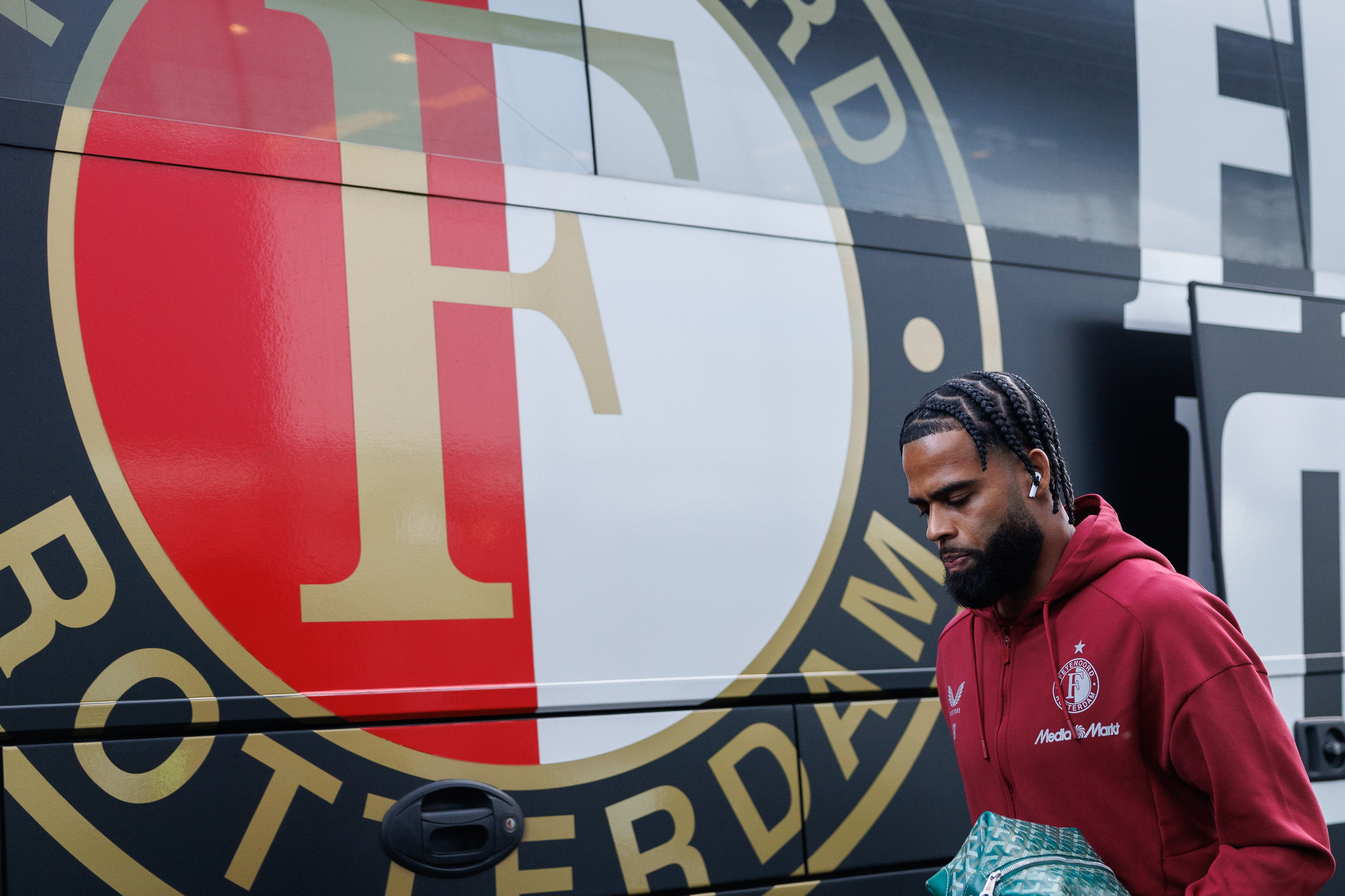 St. Juste haakt af tijdens openbare dinsdagtraining, Read traint apart