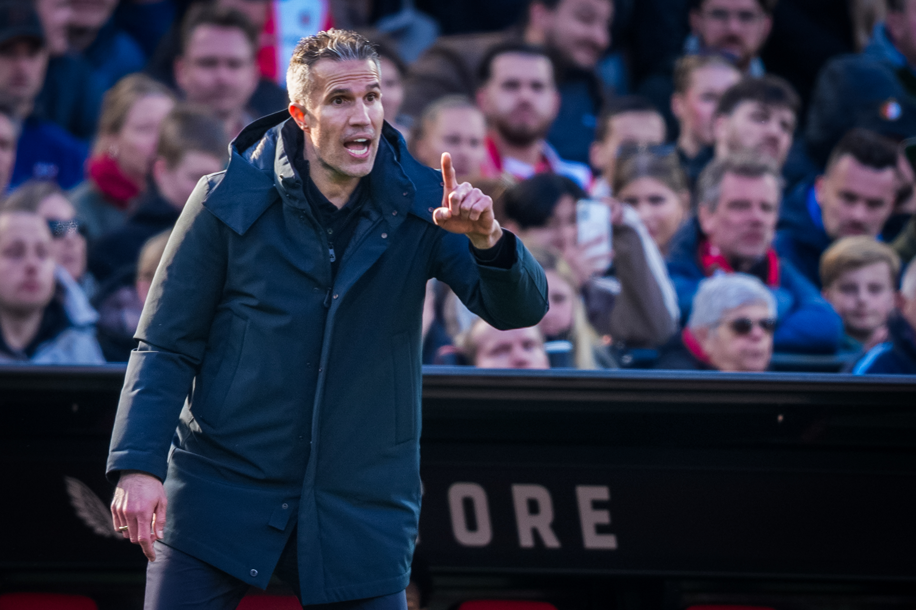 Vermoedelijke opstelling • Van Persie kan in Klassieker weer rekenen op defensieve krachten