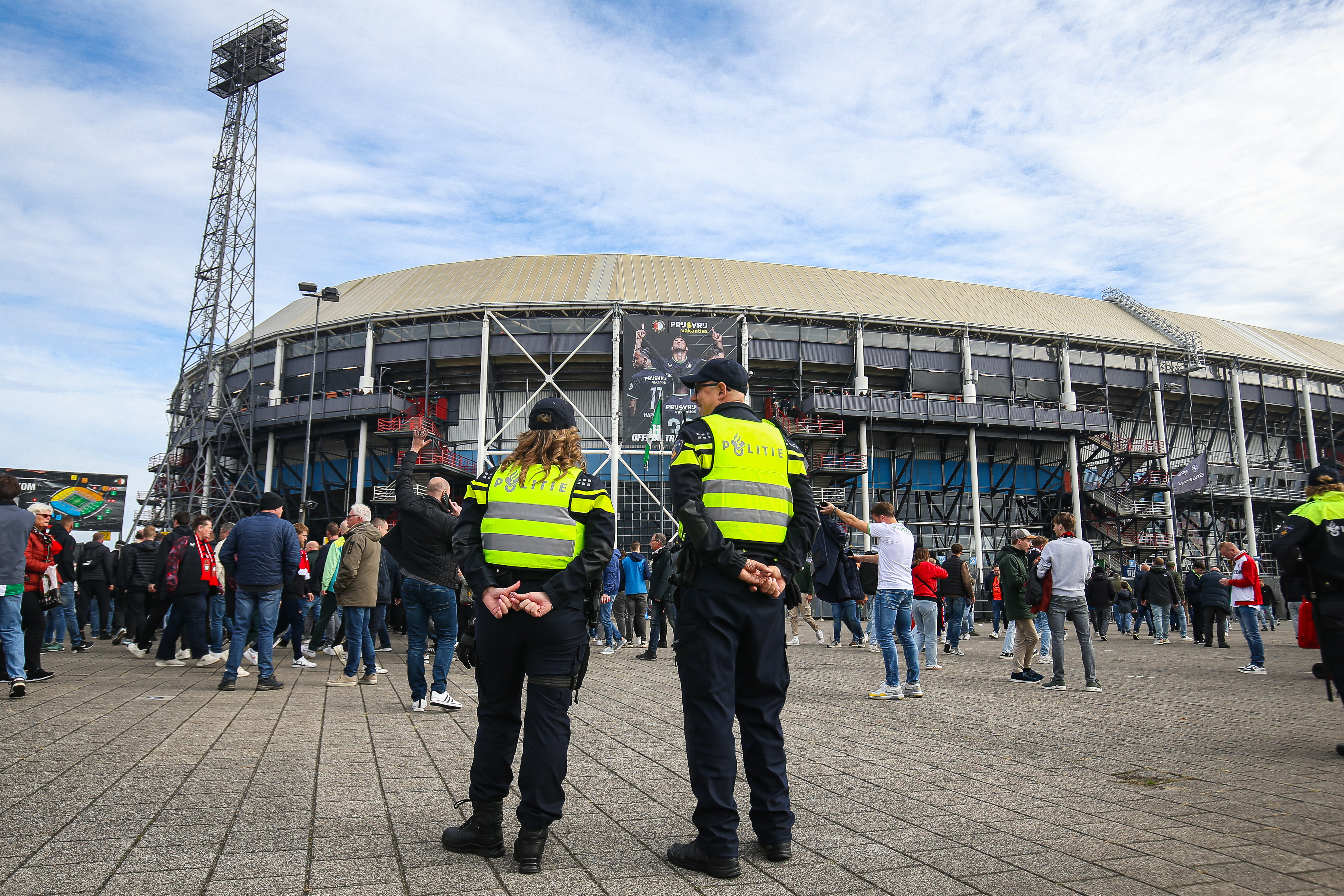 Stemwijzer (6) • Politie-inzet rond voetbalwedstrijden: "Supporters moeten veilig naar De Kuip en weer naar huis kunnen"