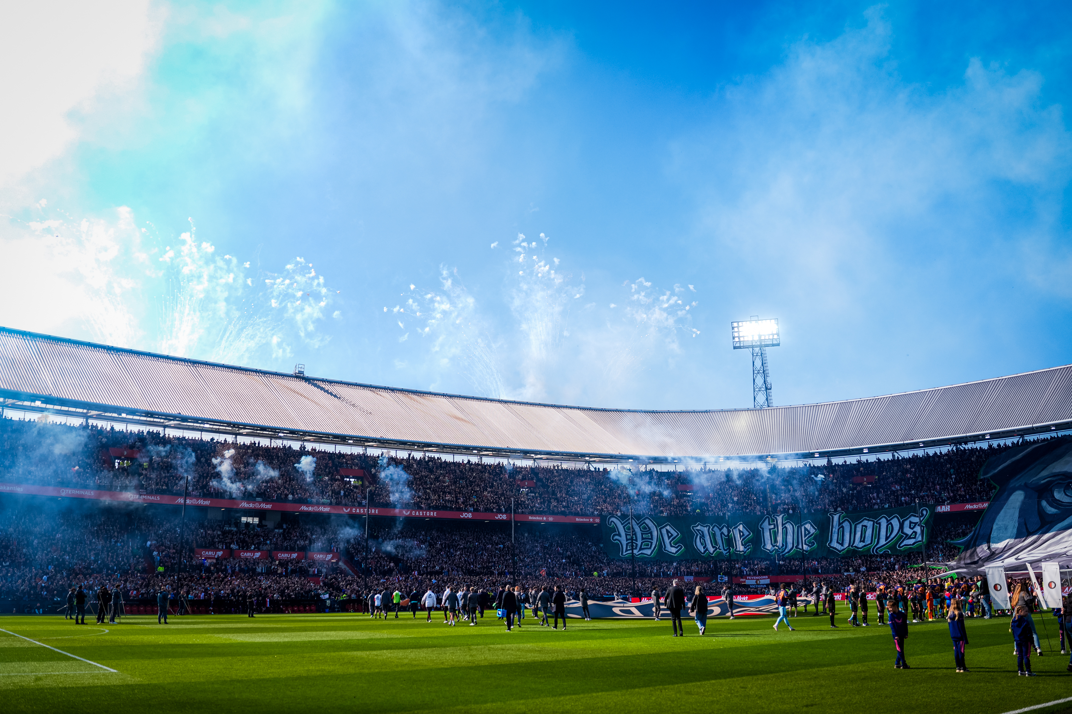 Video • Waanzinnige sfeeractie bij opkomst Klassieker