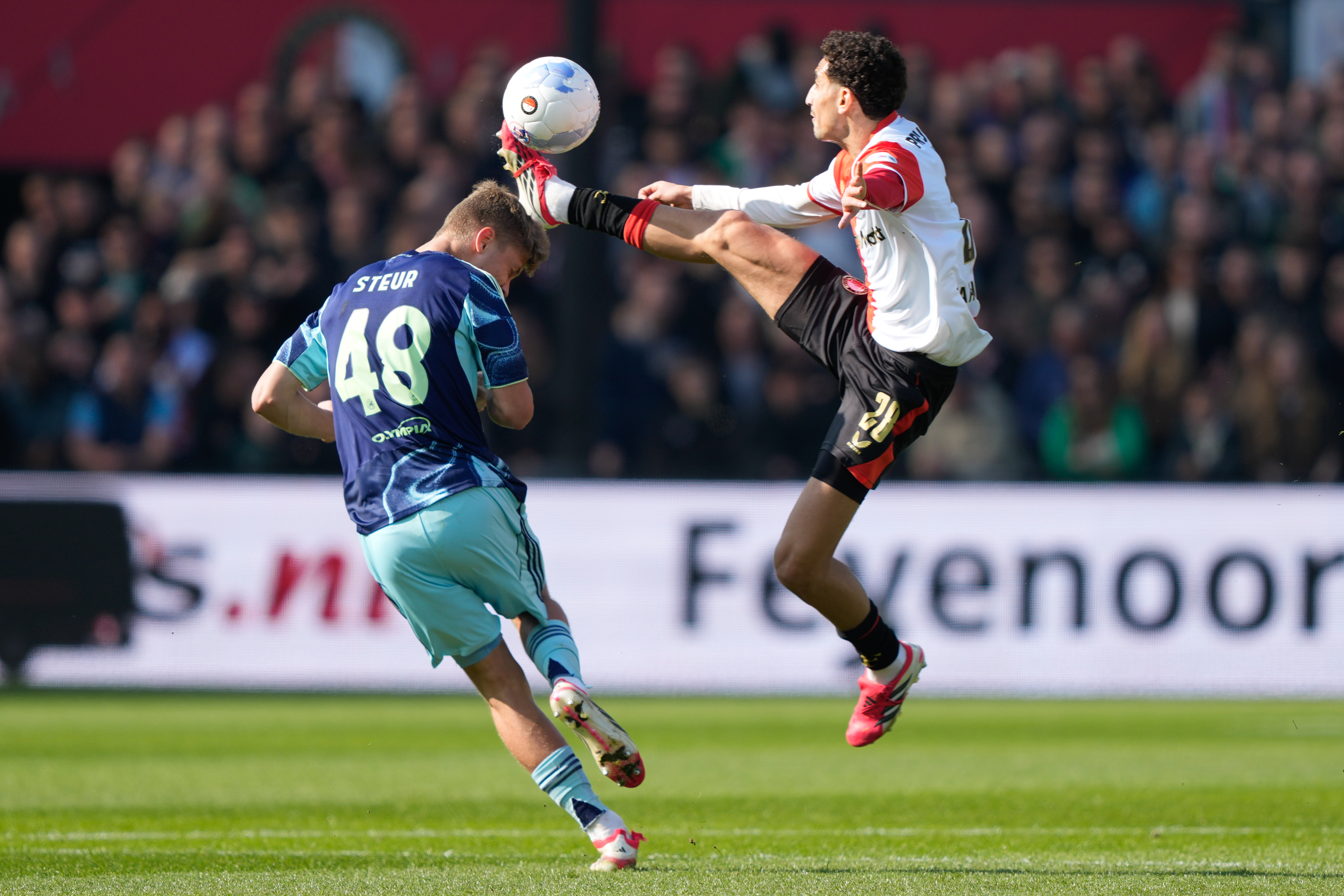 Liveblog • Feyenoord knokt zich terug na achterstand tegen Ajax en speelt gelijk [1-1]