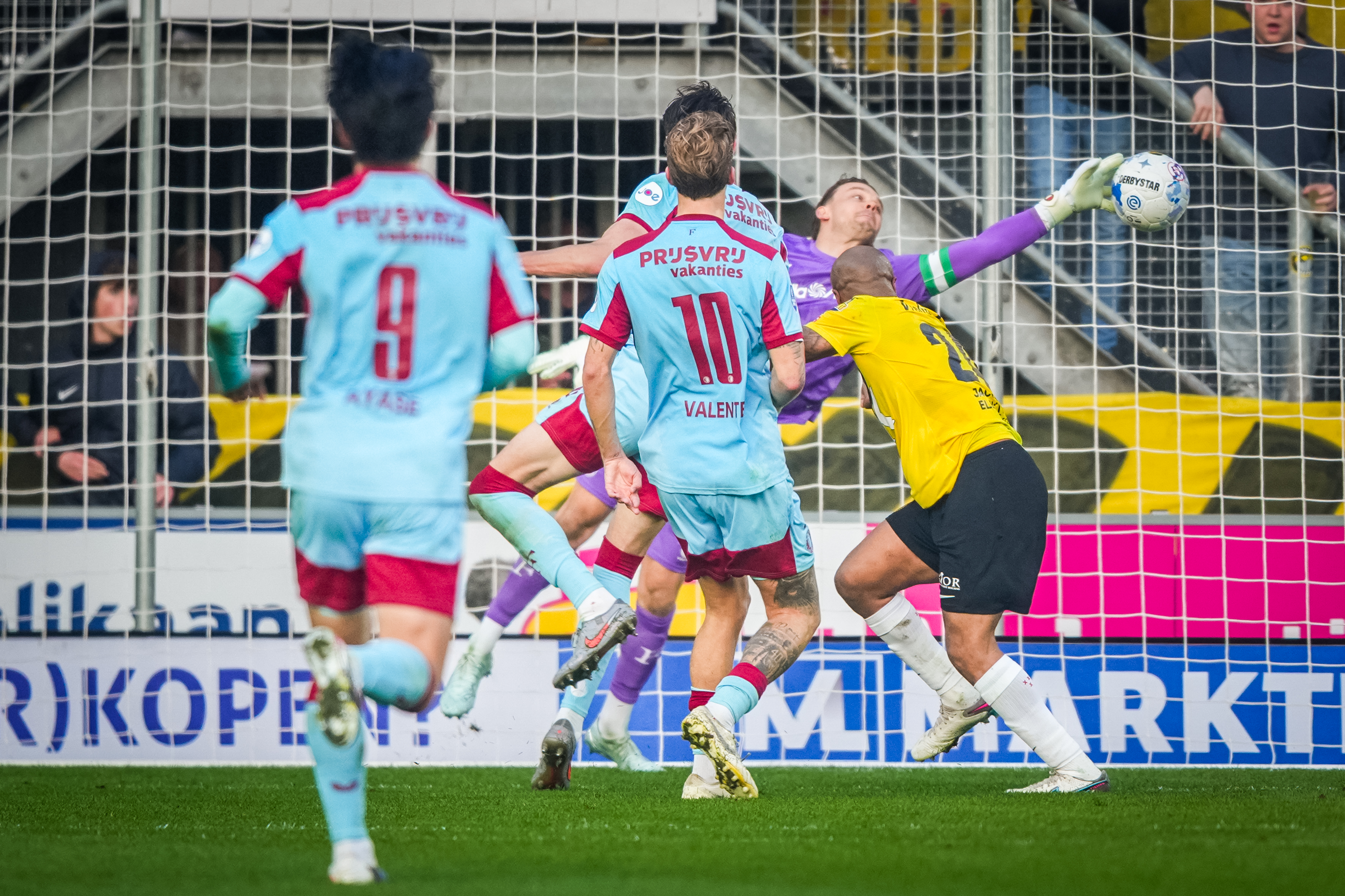 Liveblog • Feyenoord weet in slotfase niet te winnen van tien man van NAC [3-3]