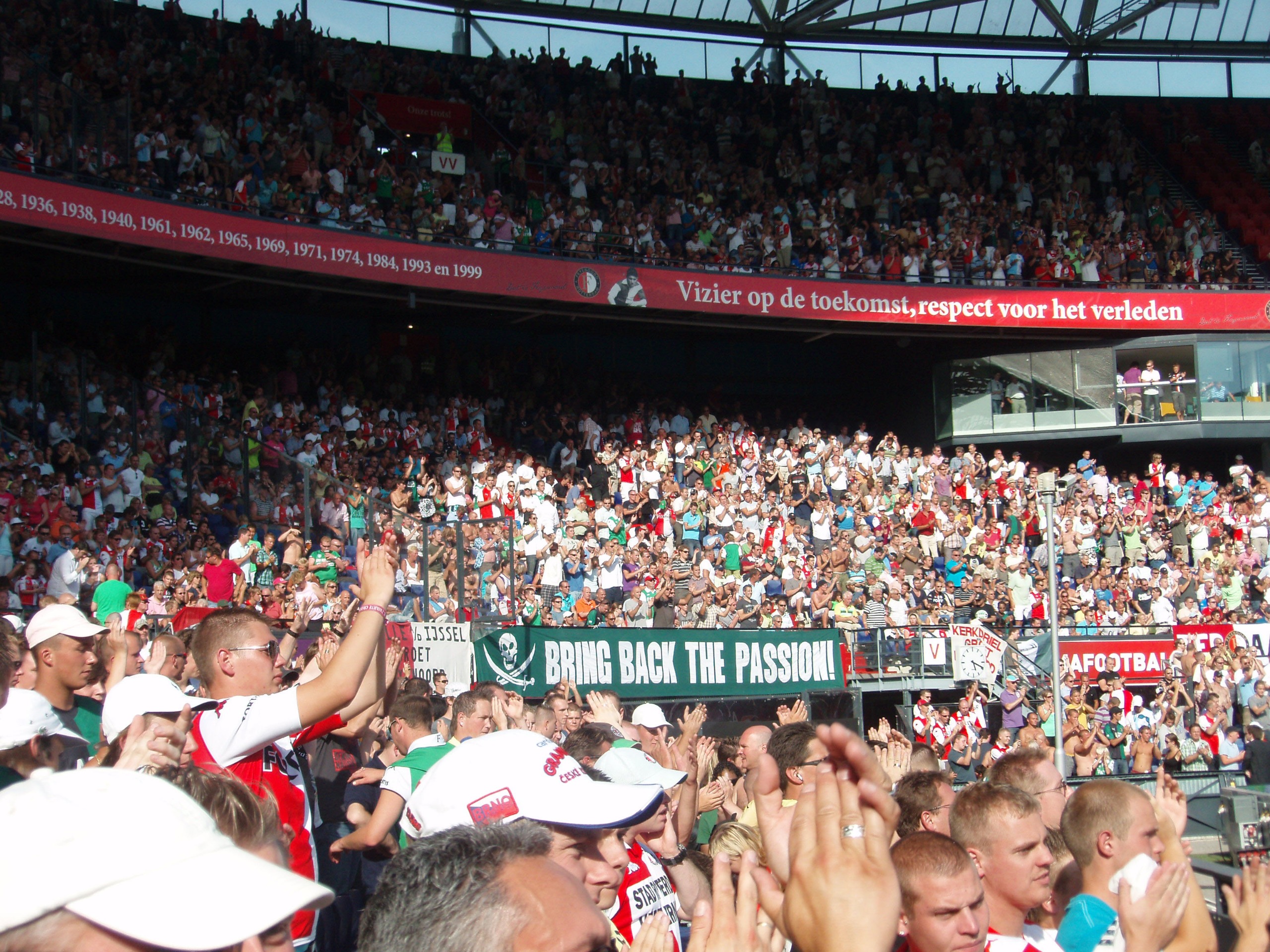 Supportersgroepen scharen zich met statement vol achter Feyenoord: "Bring Back The Passion"
