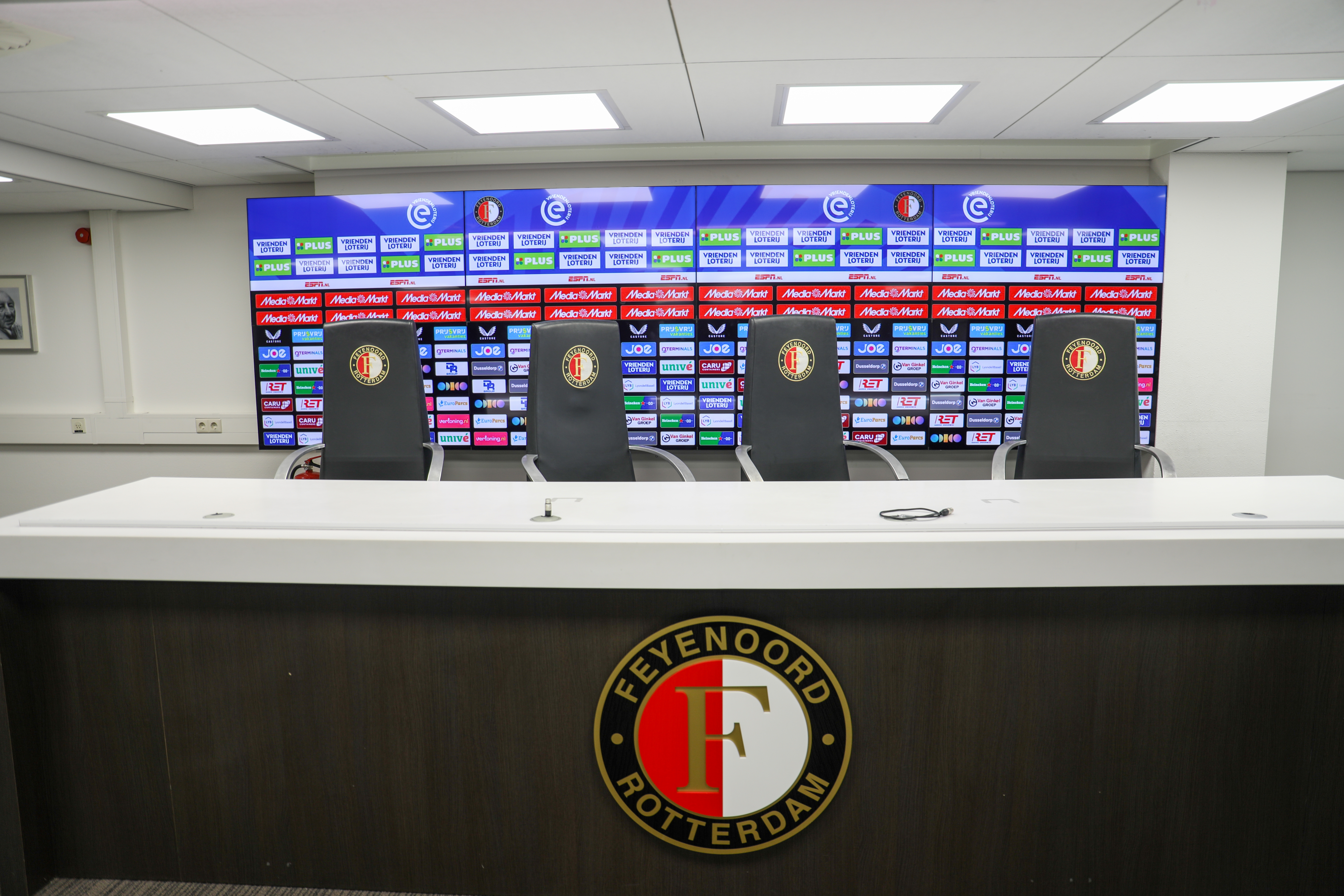 [LIVE 14:15] Van Bronckhorst blikt vooruit op stadsderby tegen Sparta