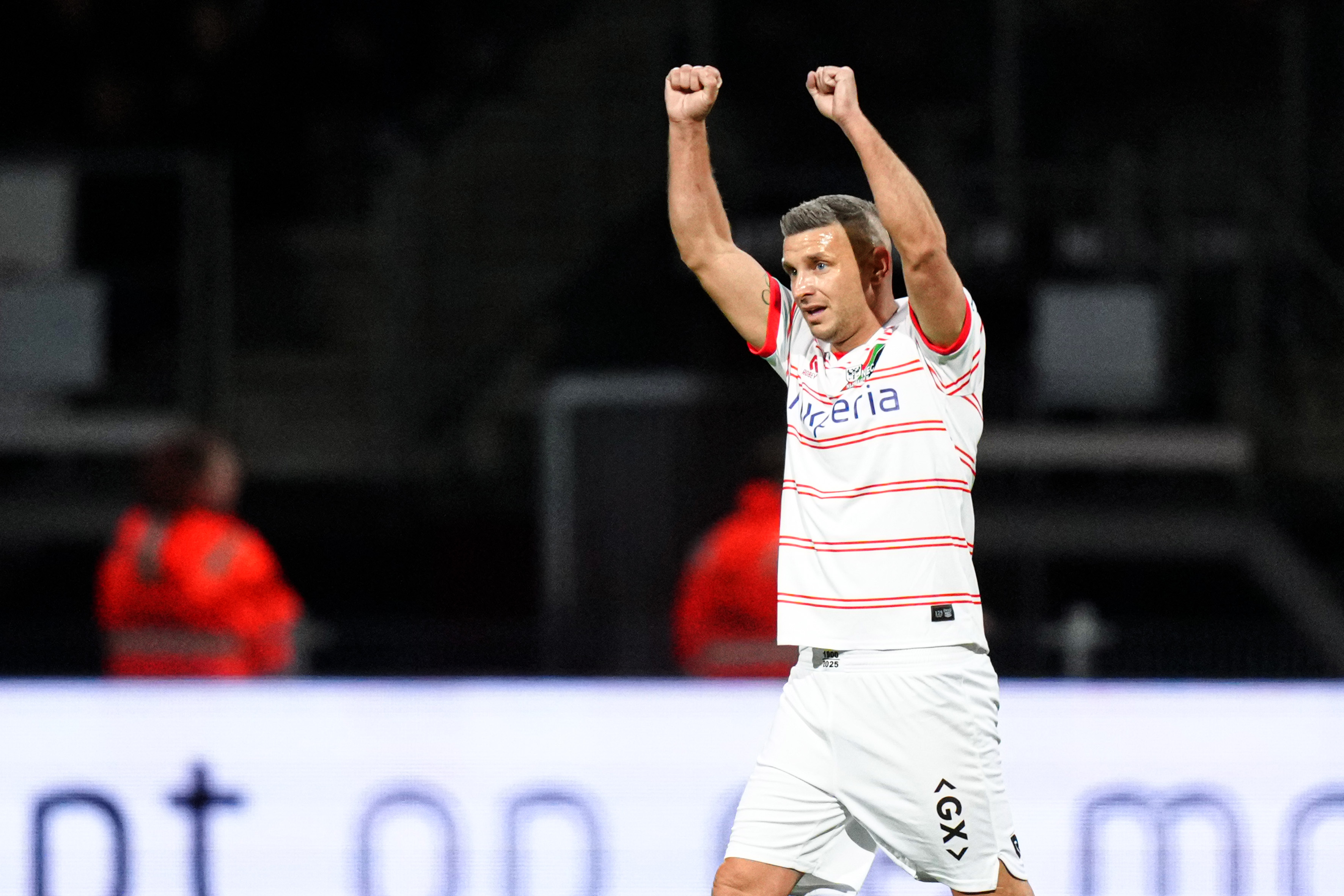 Strijd om plek twee duurt voort: foutloos N.E.C. en opmars FC Twente