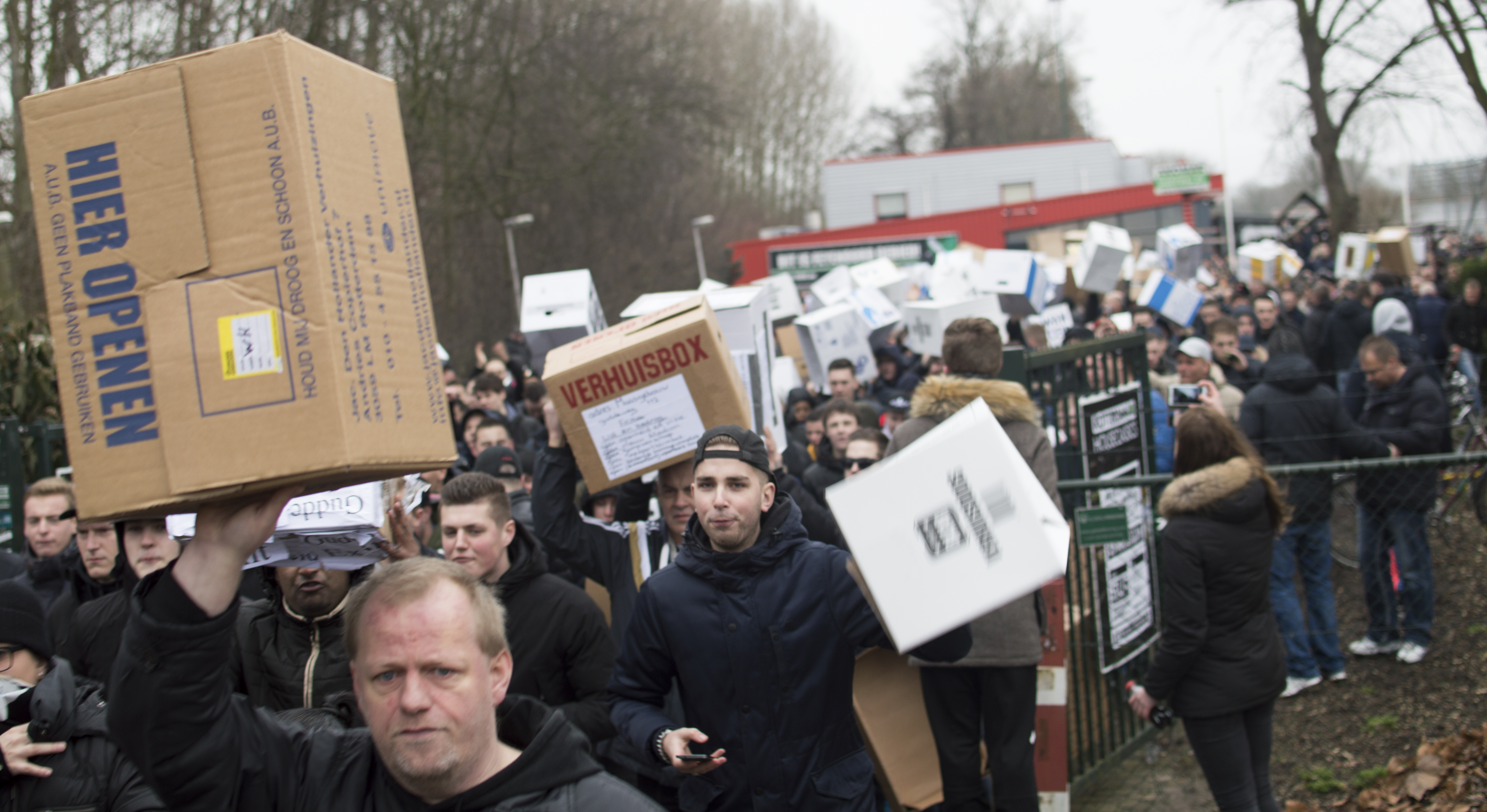 Moederclub in vrije val: ouders grijpen in en willen vanavond actie op Varkenoord