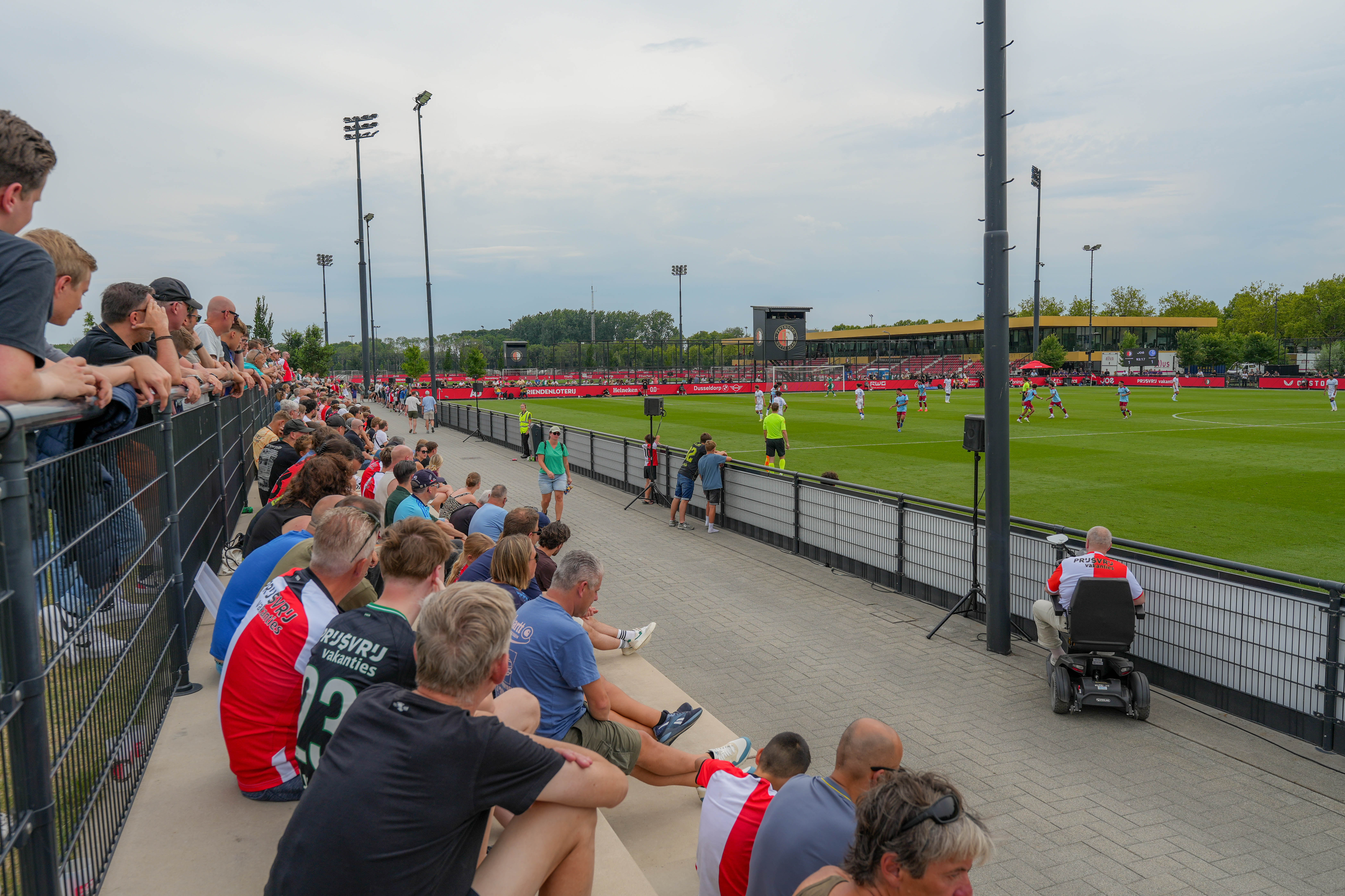 'Crisis bij Sportclub Feyenoord escaleert: meerdere trainers per direct op straat'
