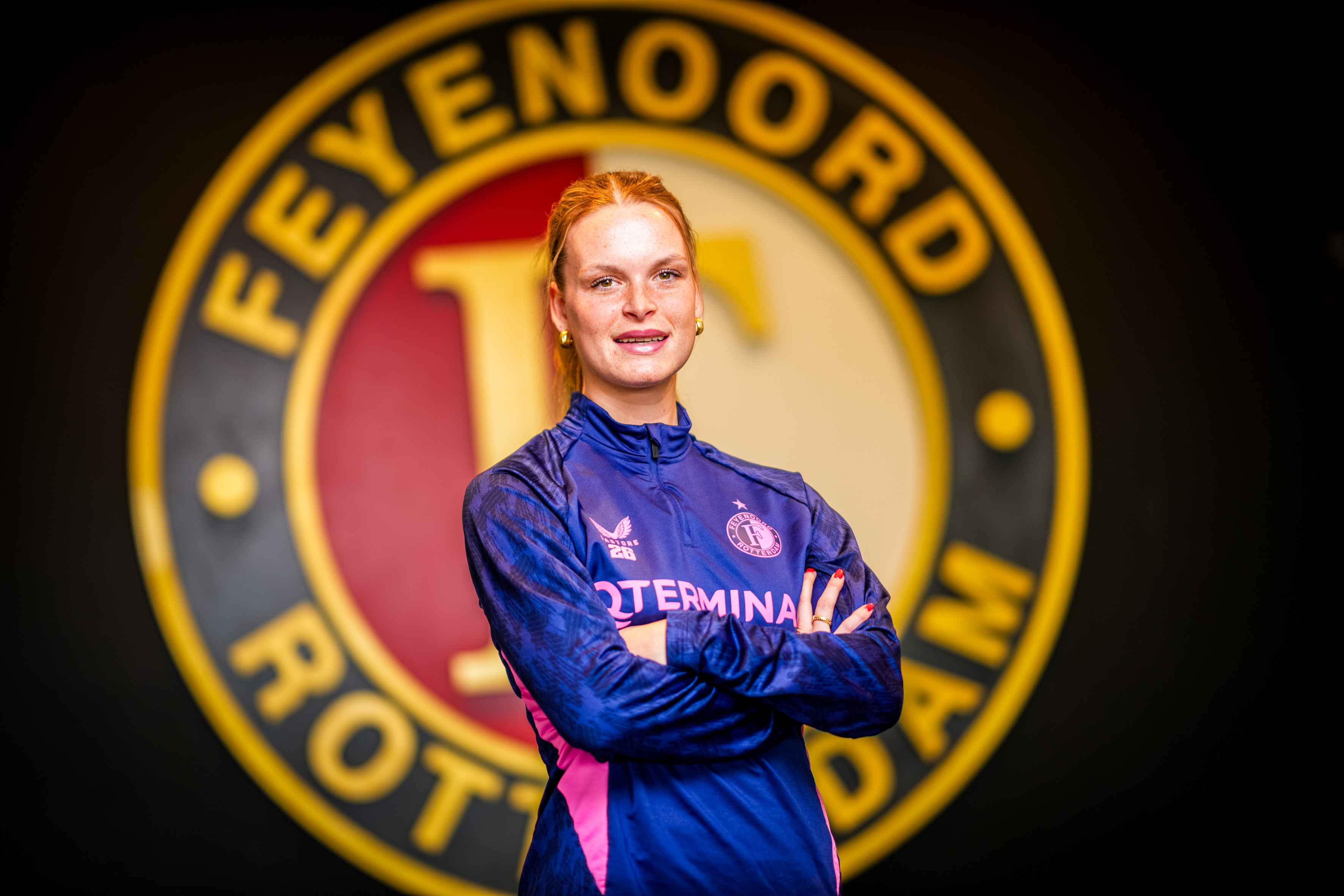 Eerste profcontract voor Sanne de Paus