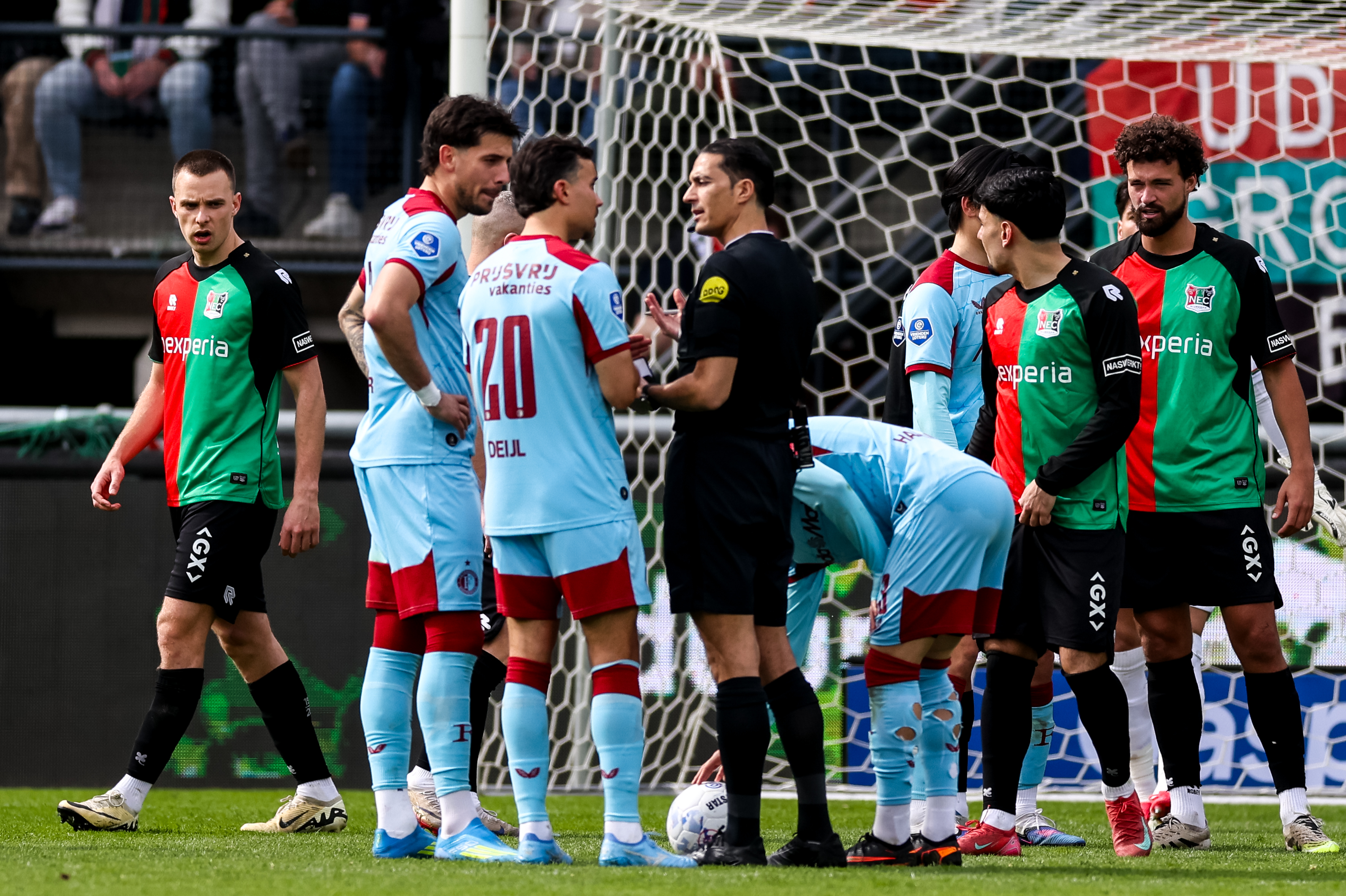 Feyenoord verspeelt zege in blessuretijd tegen NEC na late treffer Danilo