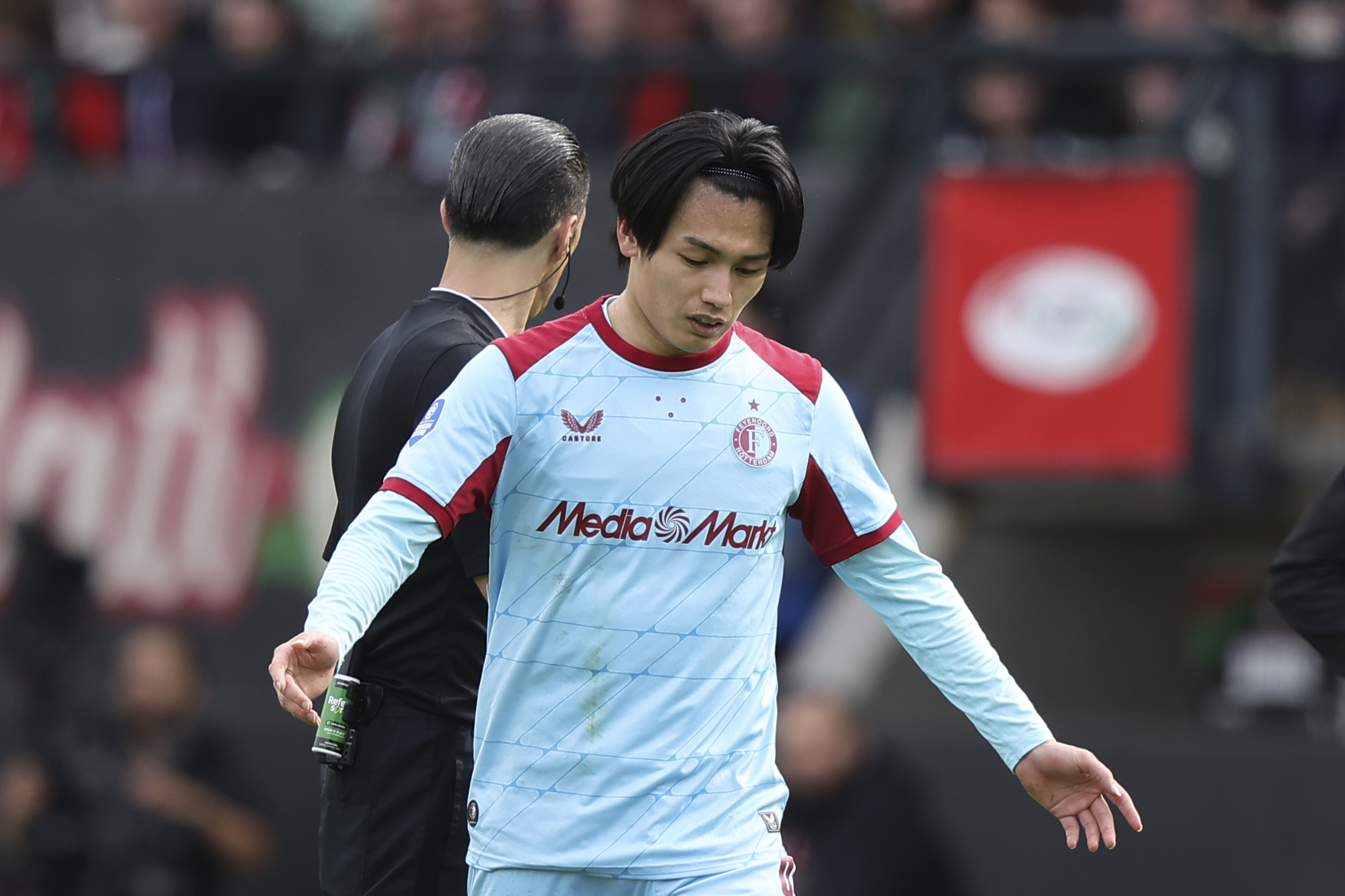 Nog meer kopzorgen voor Van Persie: ook Ayase Ueda ontbreekt op training