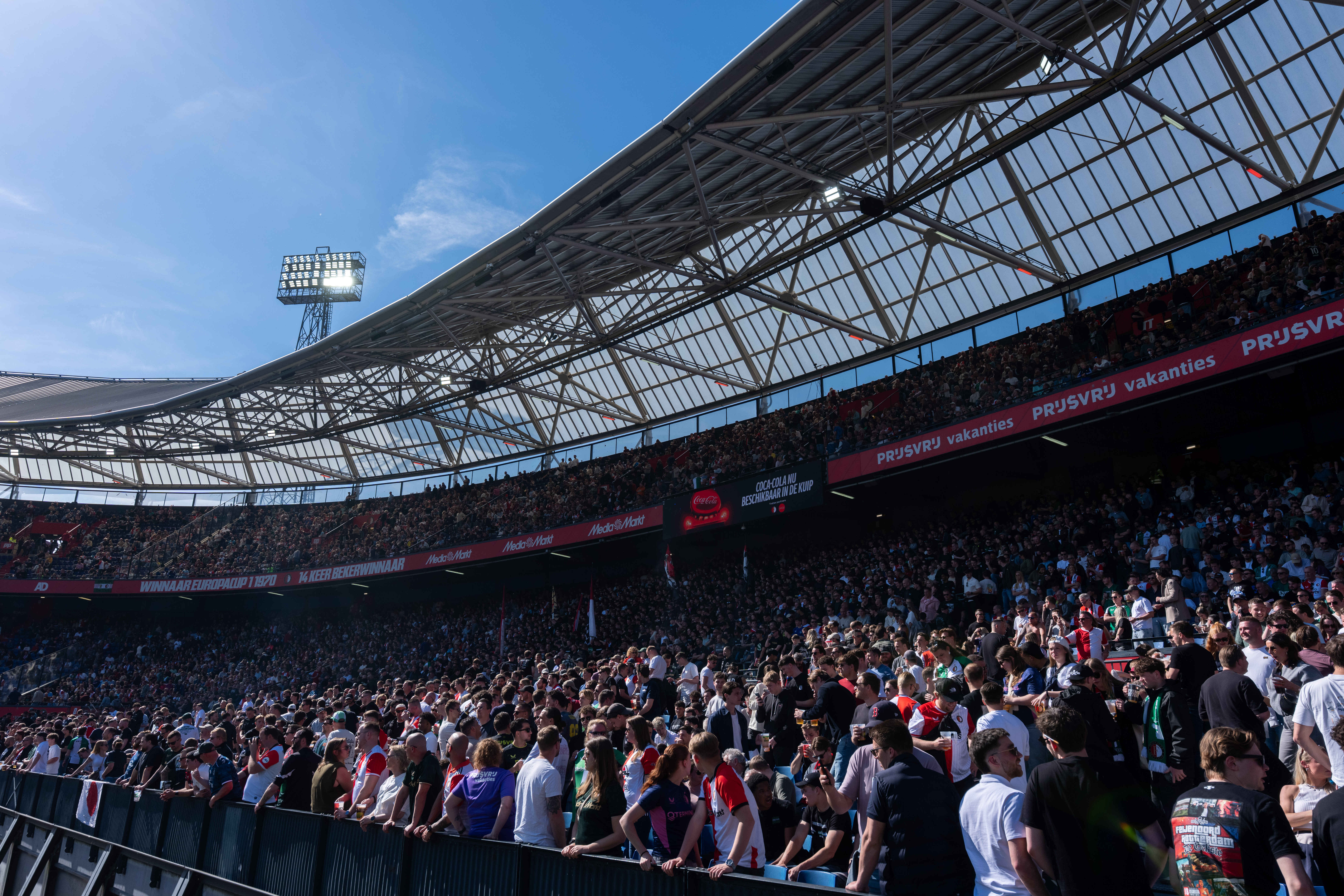 Legioen laat van zich horen: Eenhoorn gespot op tribunes Feyenoord