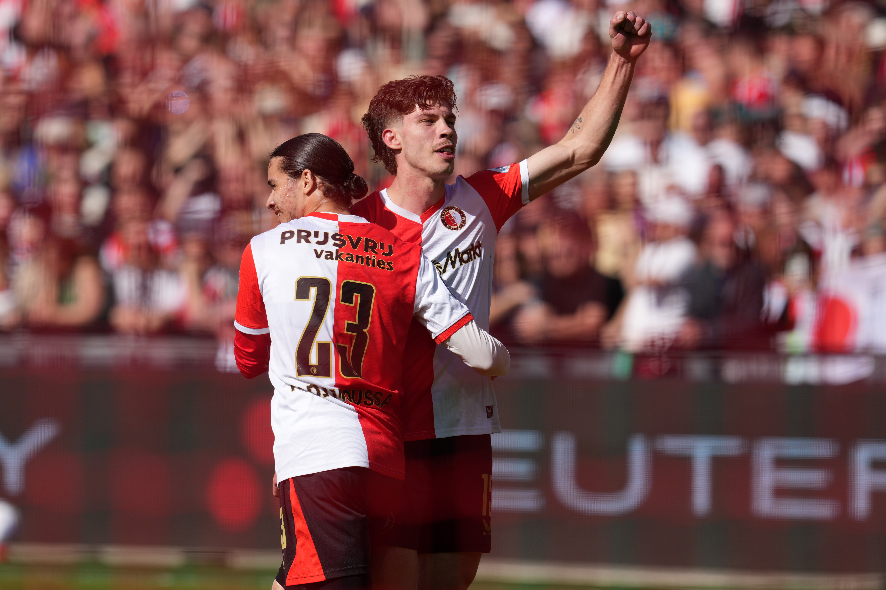 Feyenoord kent probleemloze middag en wint overtuigend van FC Groningen